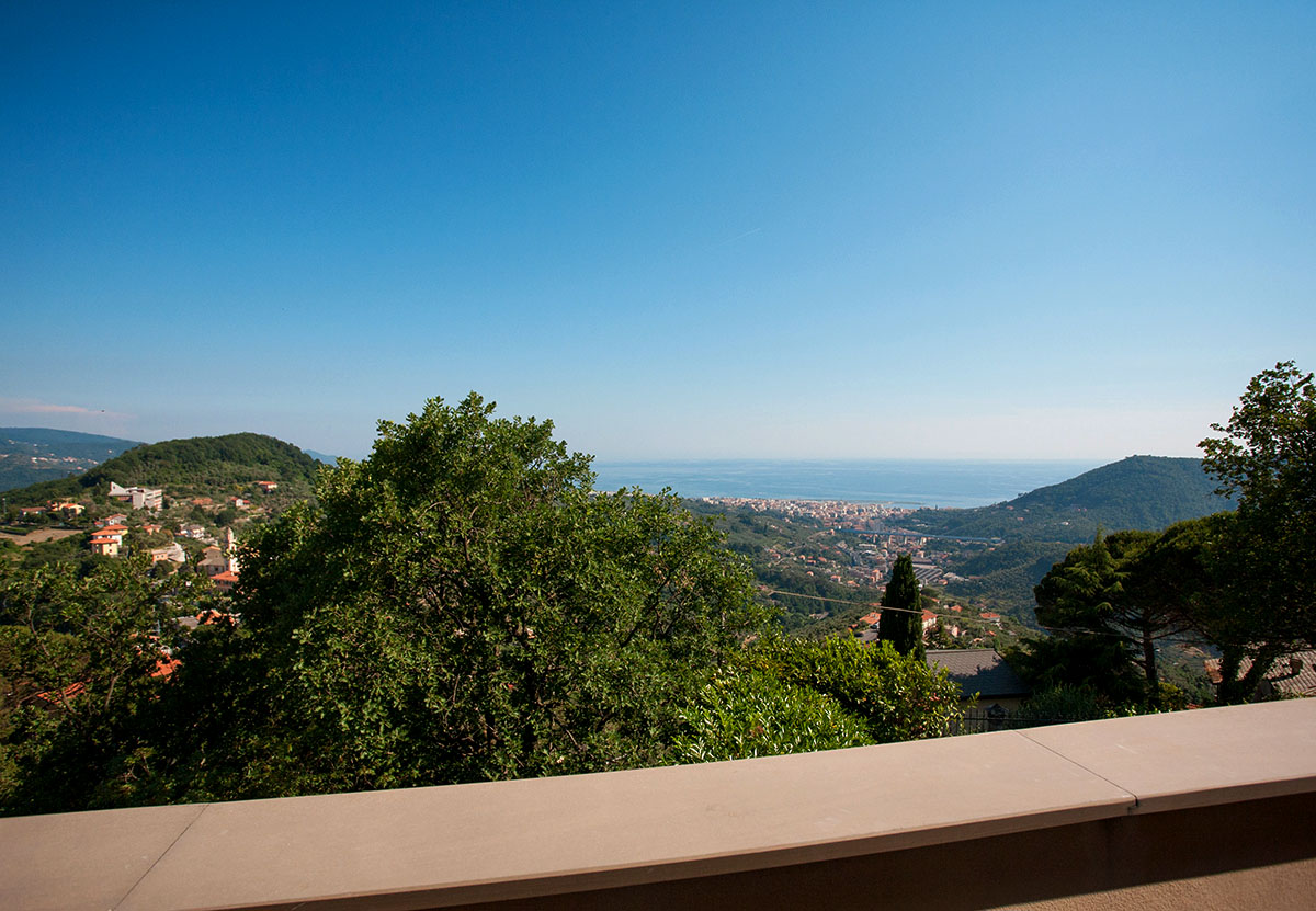 Villa with garden and sea view