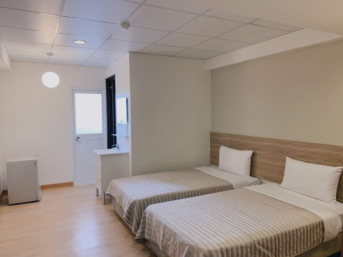Simple twin room 20 (private bathroom and elevator, next to Taichung Park, Yizhong Business District, Taichung Railway Station and Sunrise Department Store)