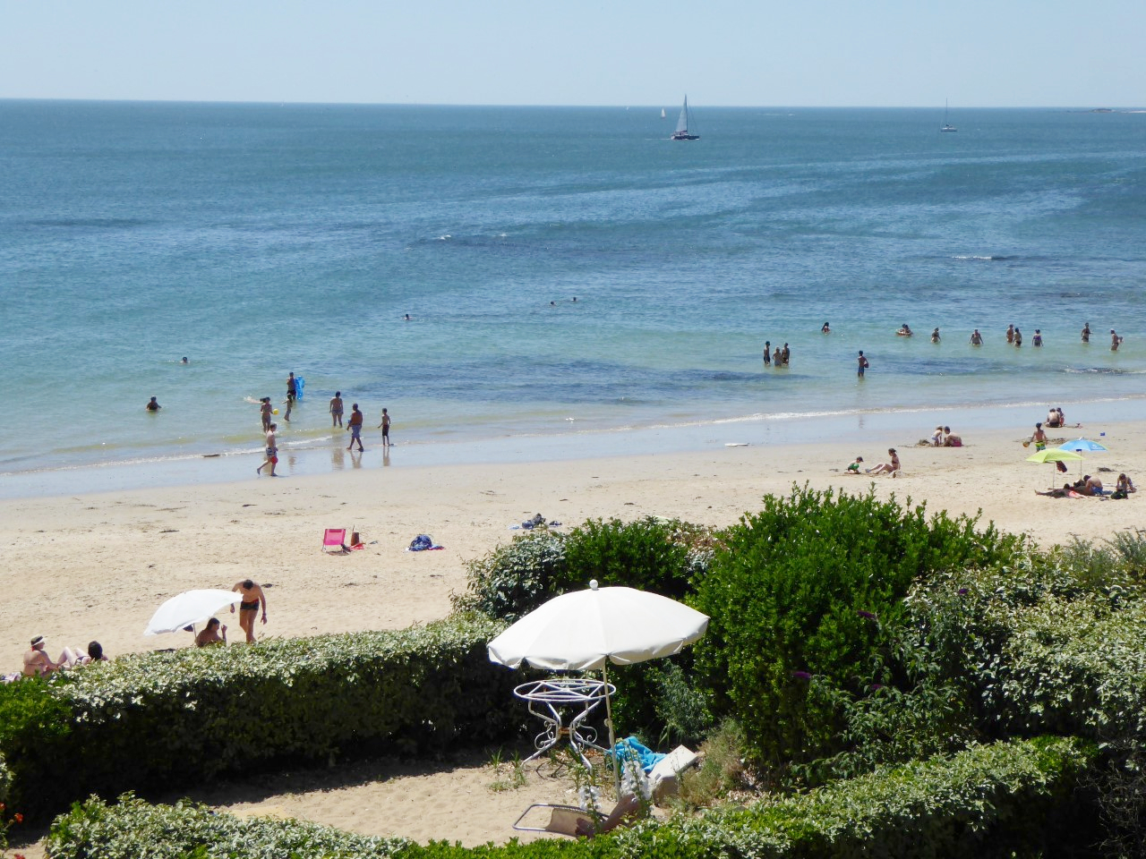 8-person apartment on Bonne Source beach