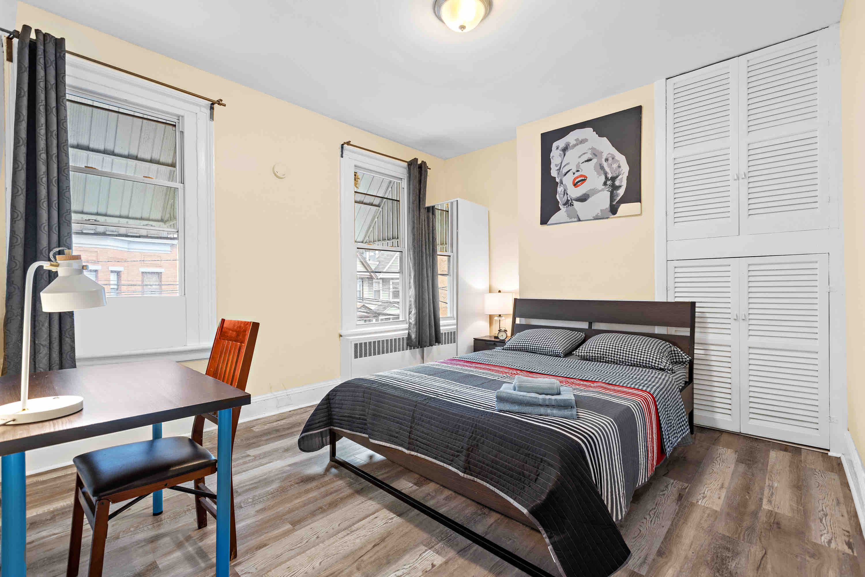 Bright Big room Queen size bed 7 min to PATH WIFI in Ward C (councilmember Richard Boggiano), Jersey City