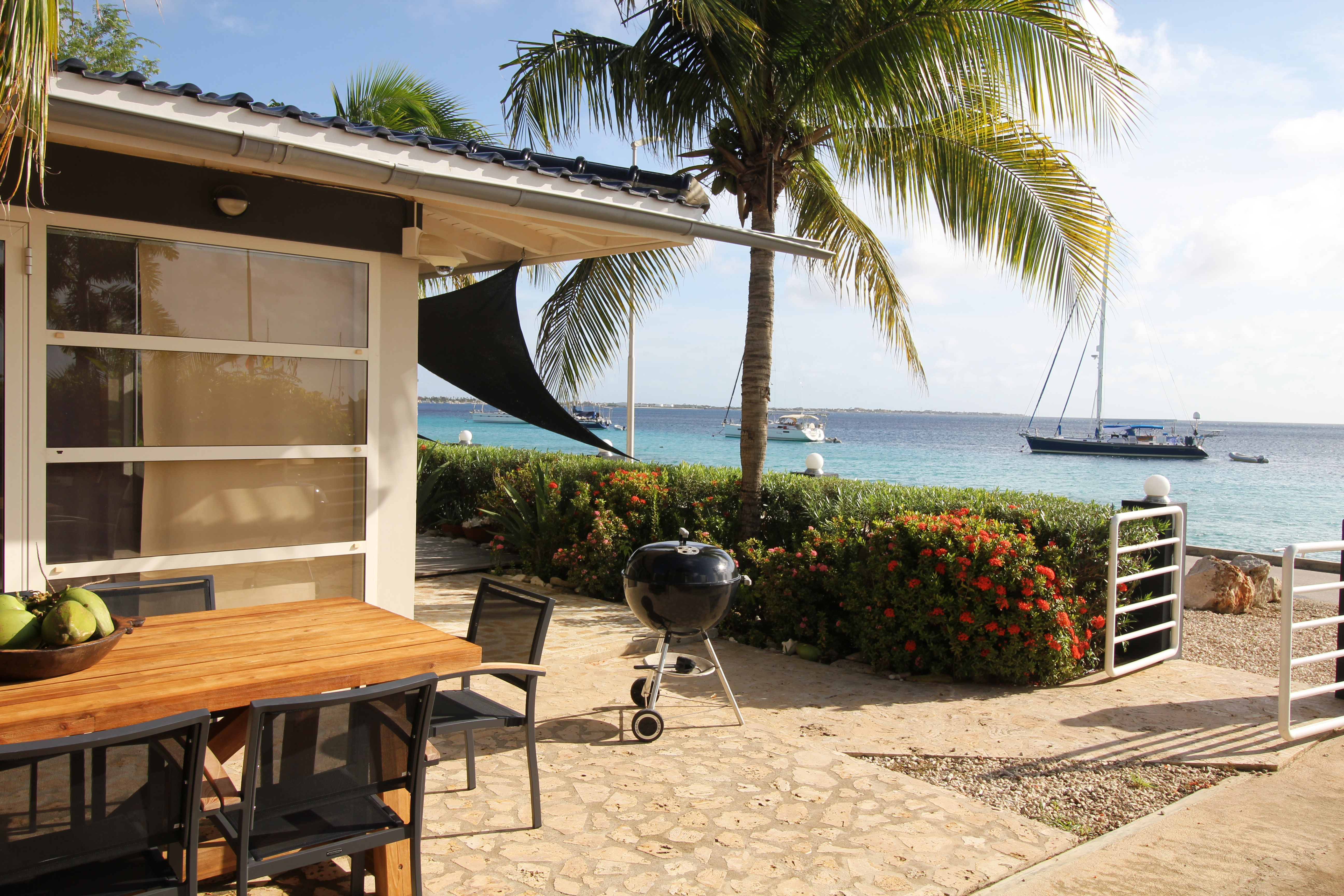 Oceanfront, next to Dive friends, walk to centre