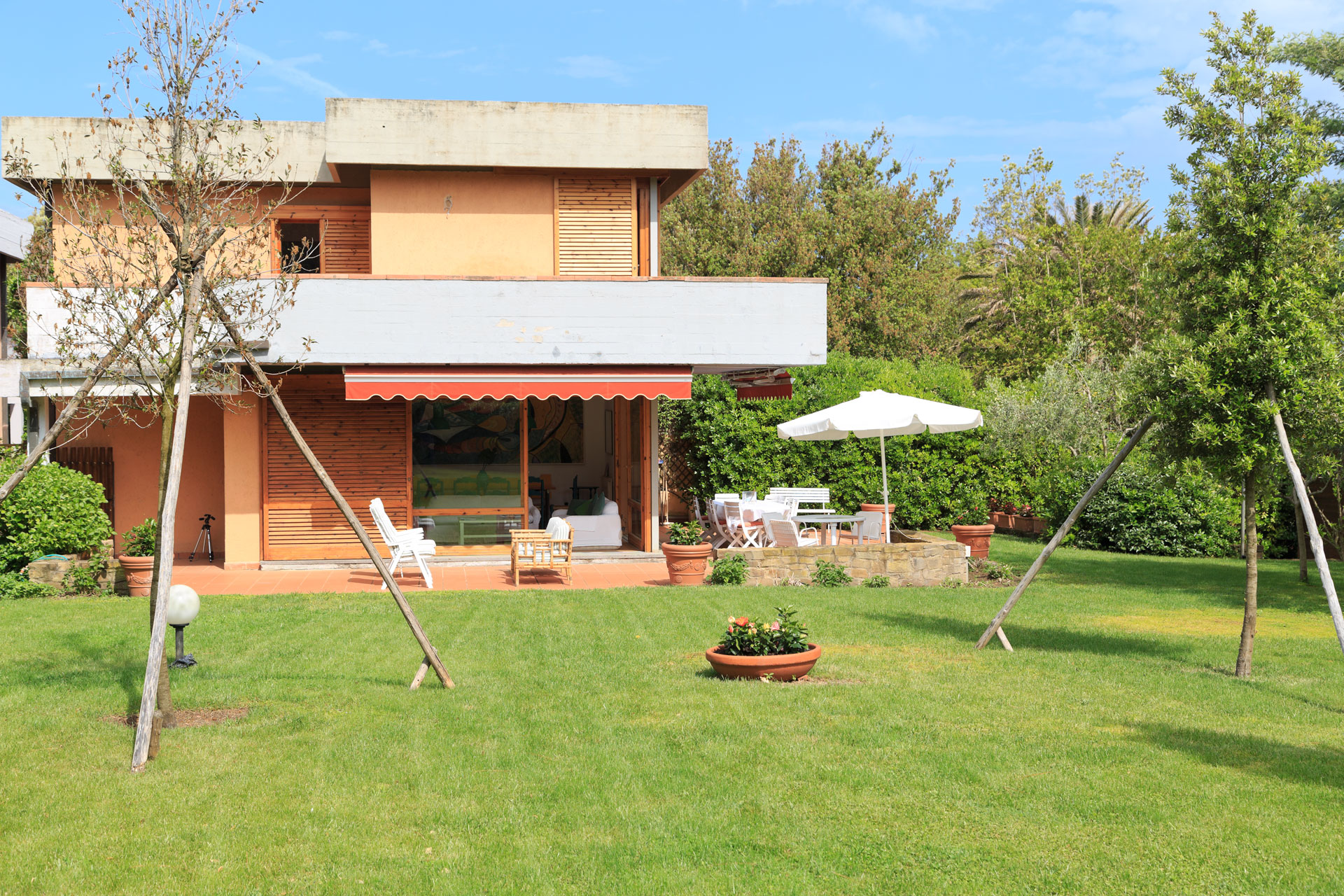 Villa A/C, large garden, beach walking distance