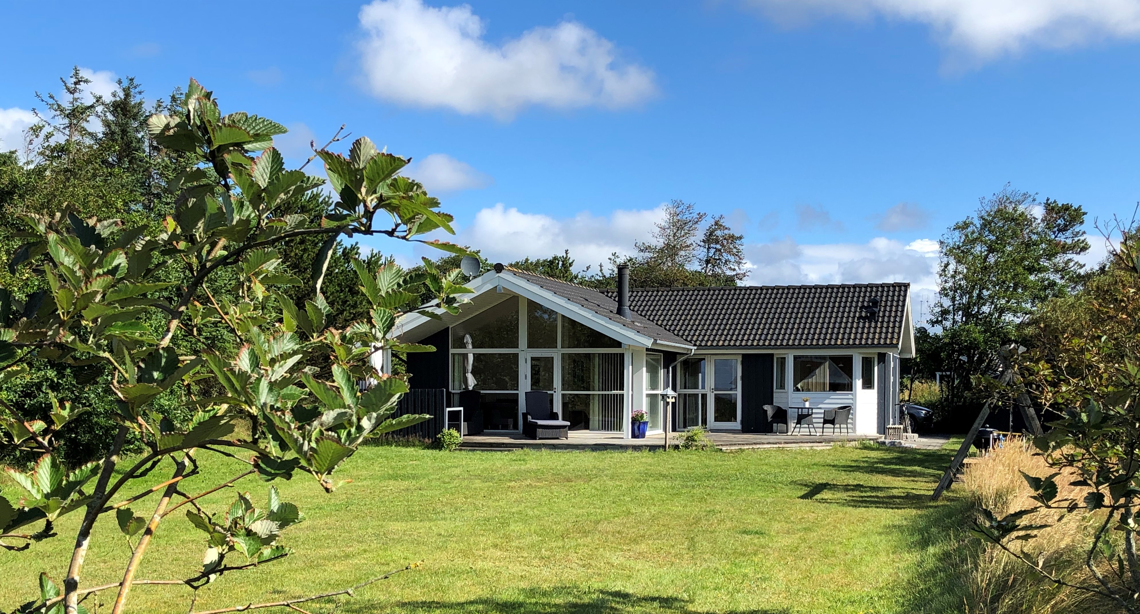 Cozy summerhouse located close to beach and city