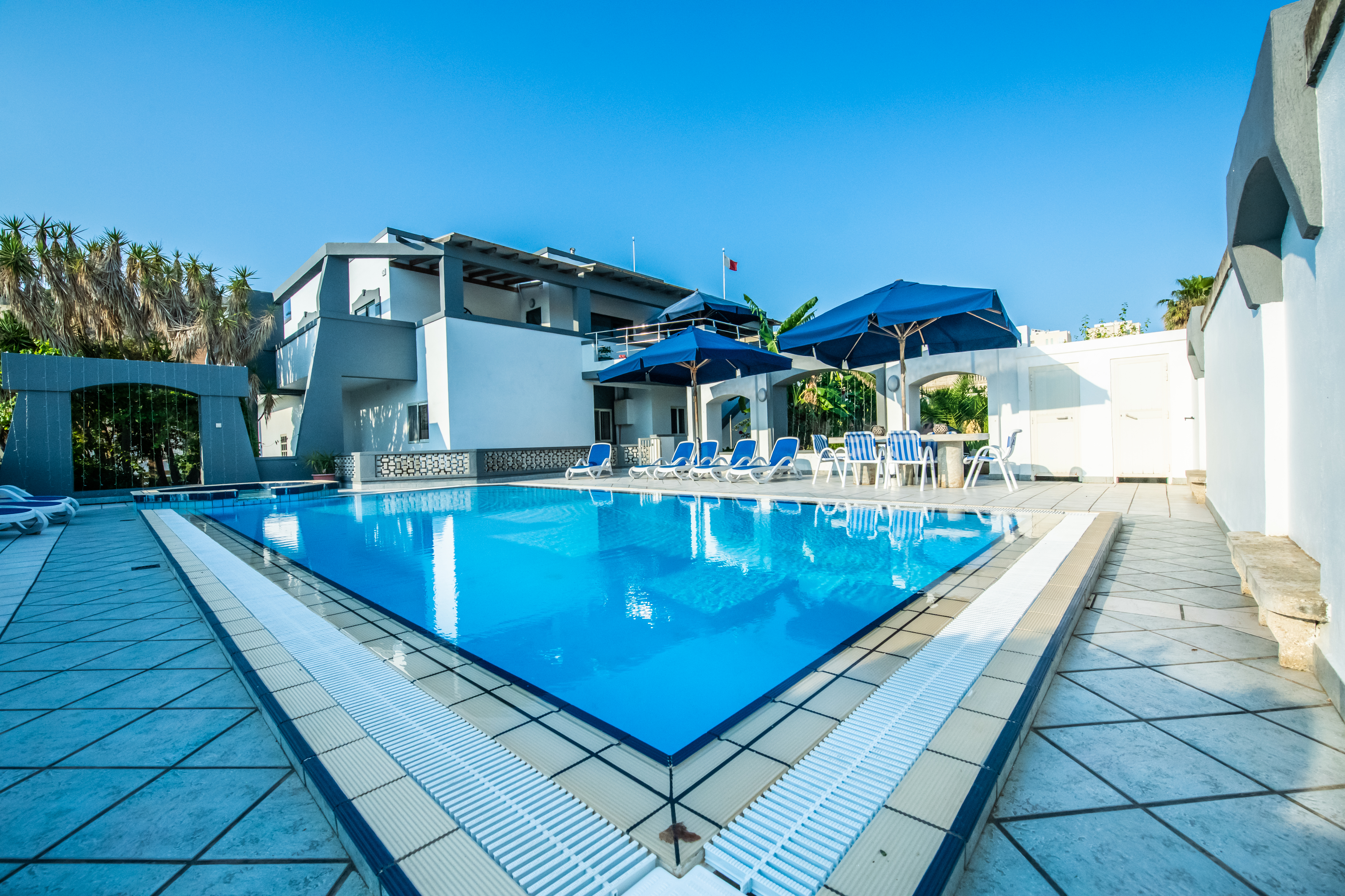 La Mediterranea Villa Apartments : Poolside Flat