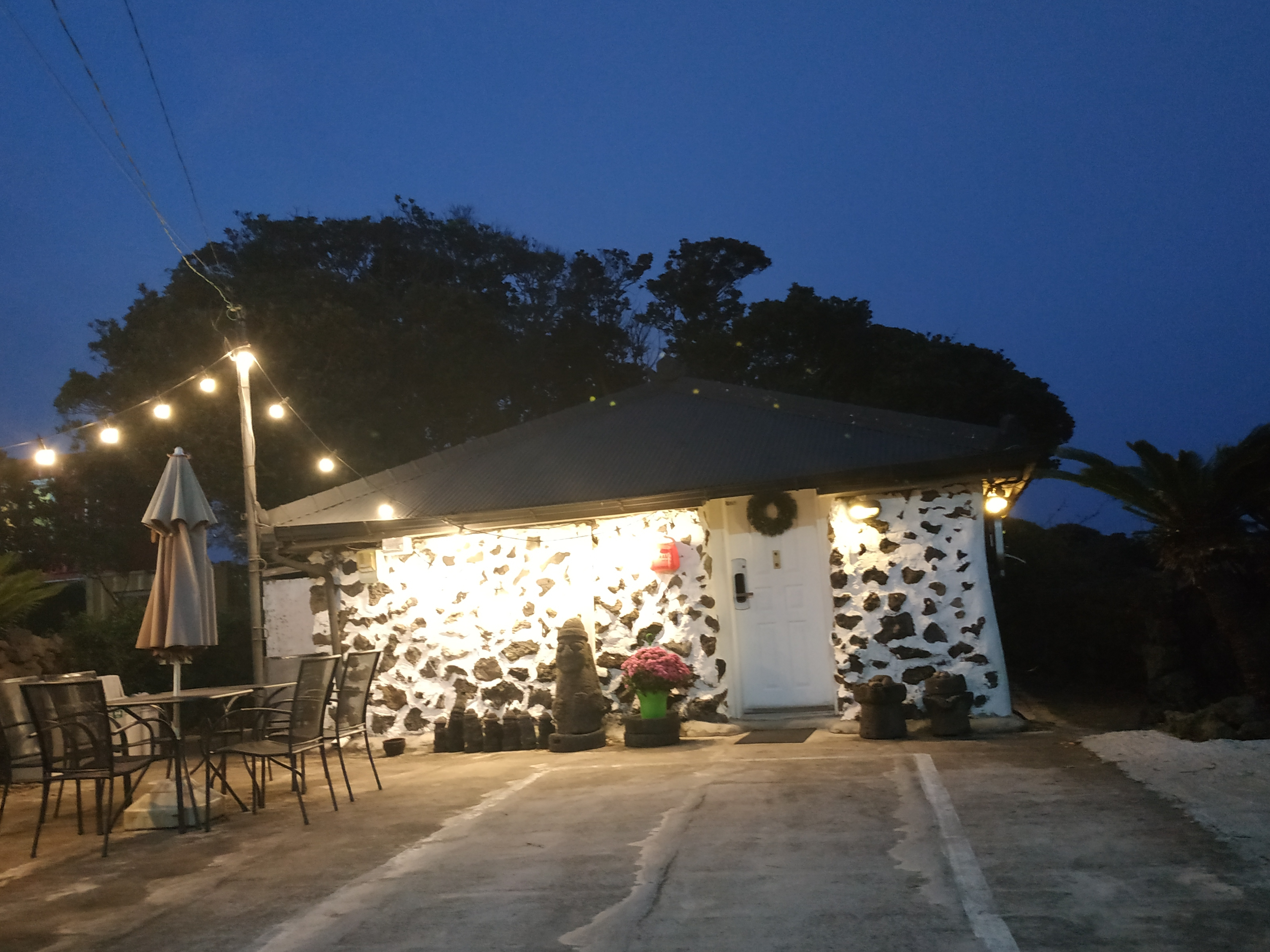 Jeju stone house, 3 rooms, pretty light bulbs, etc.