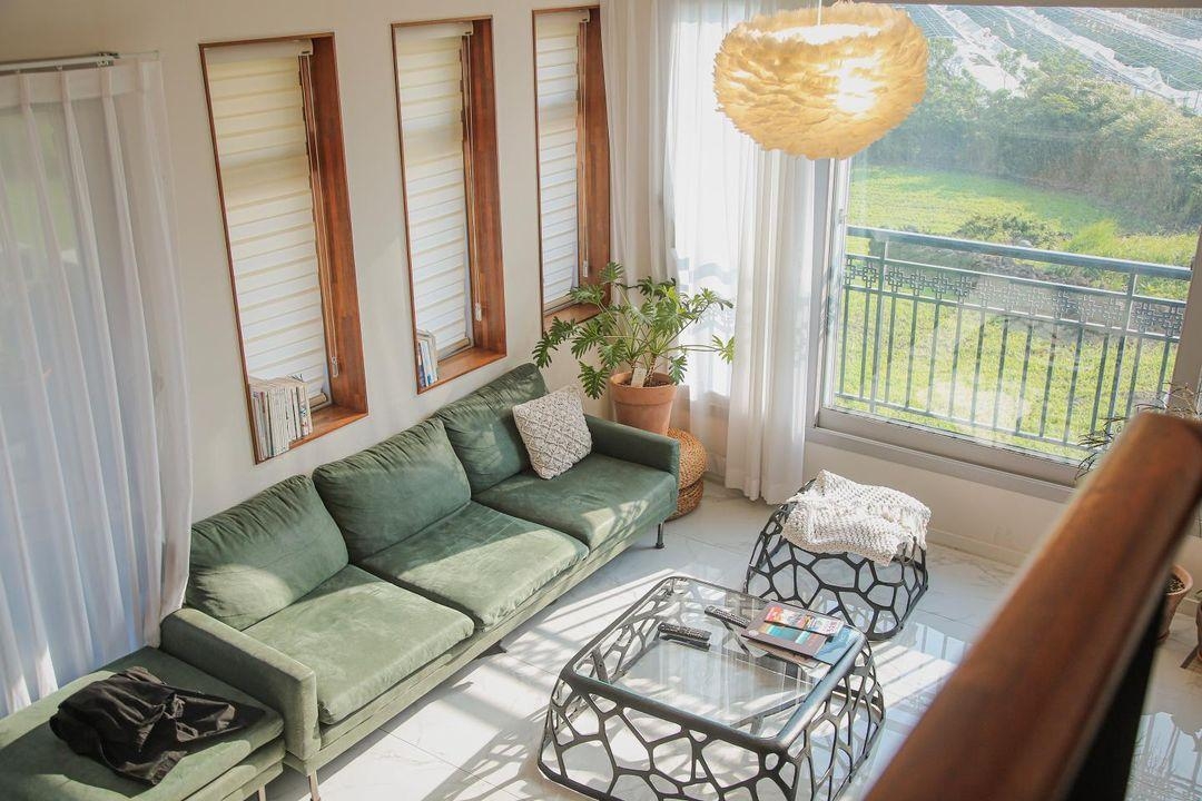 This is an emotional stay in Aewol. I feel the peace while watching the open Jeju nature, the oreum, and the sunset.