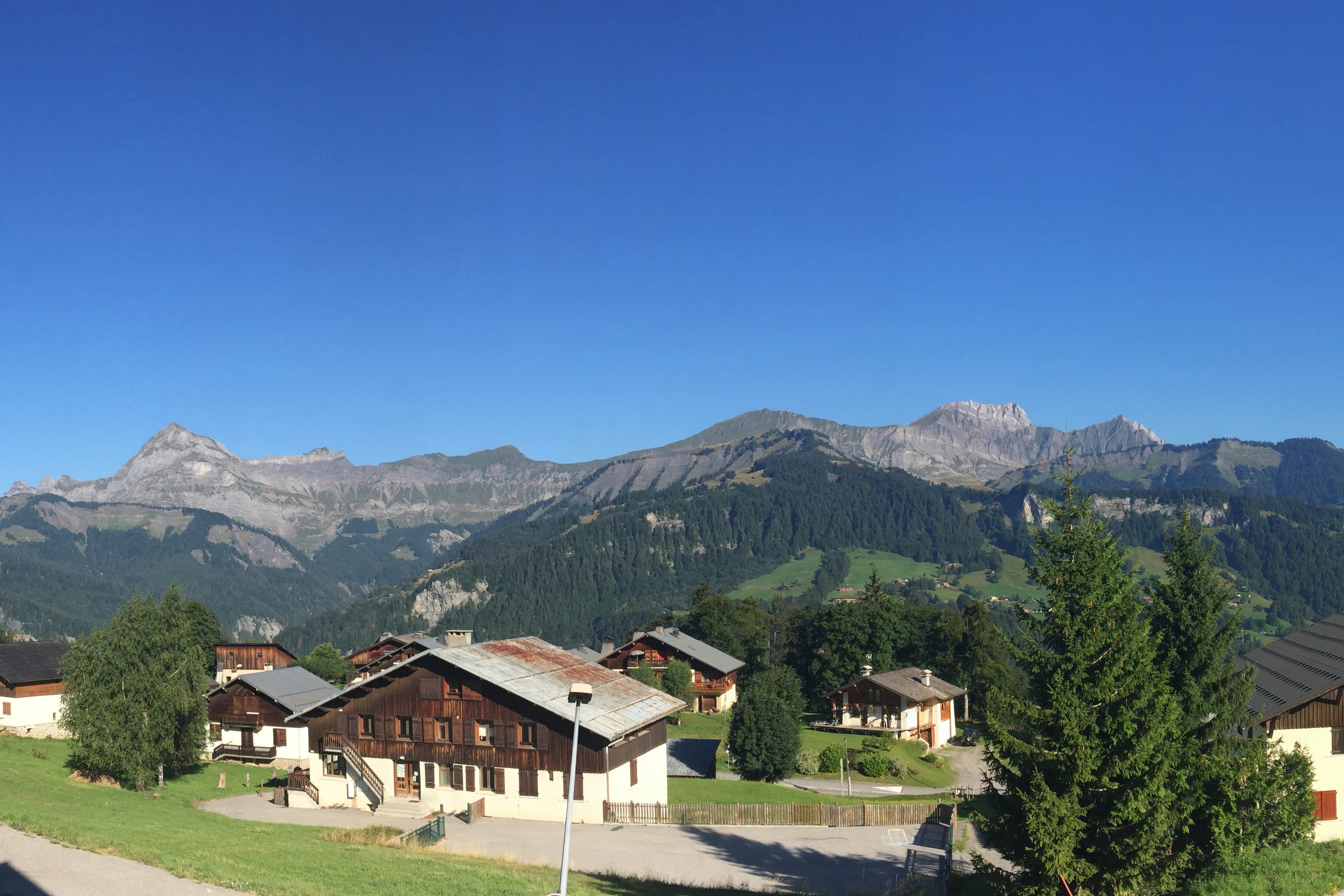 180° view of the quiet Aravis in Crest-Voland