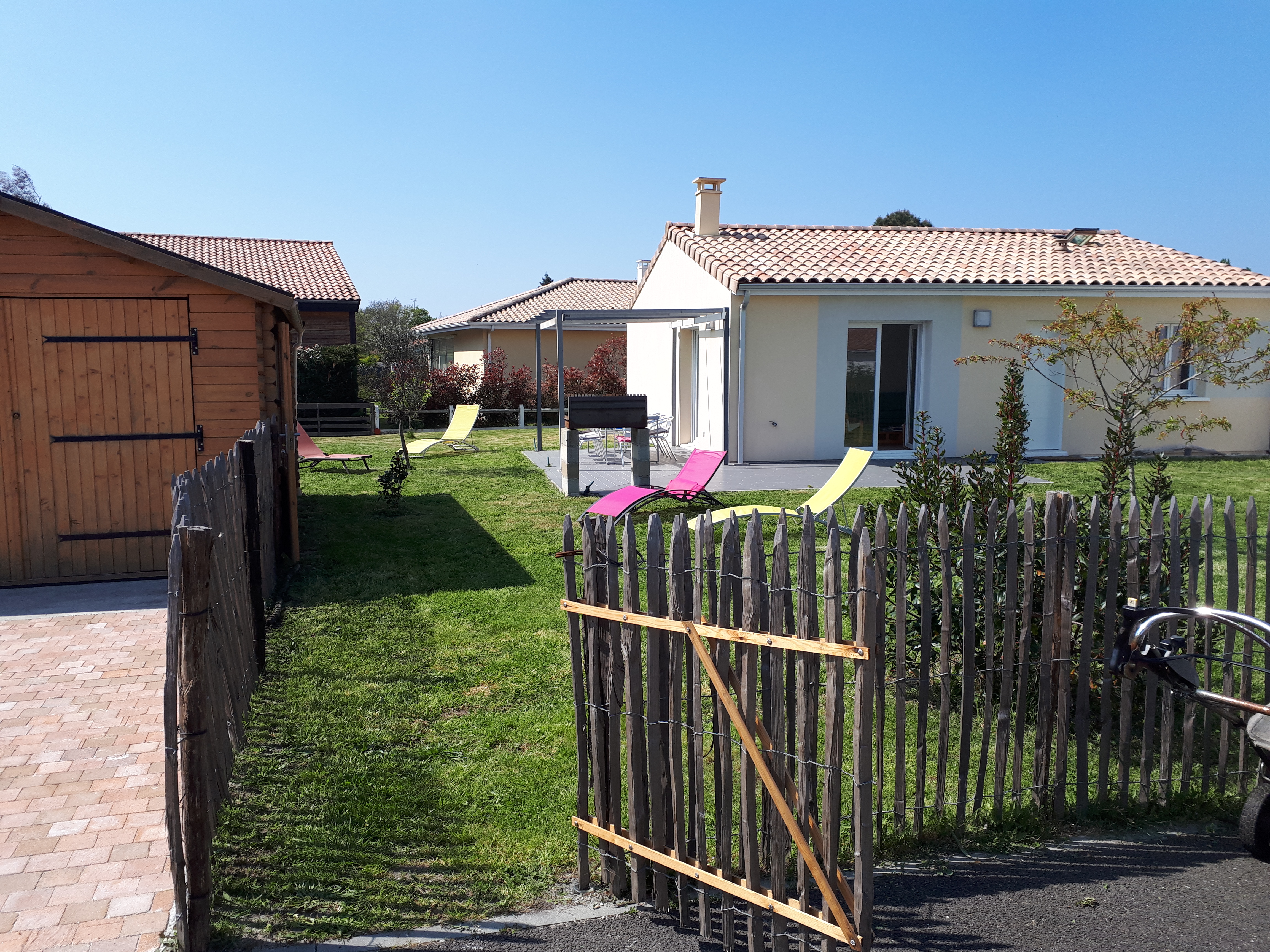 Quiet house in a cul-de-sac by Lake Parentis.
