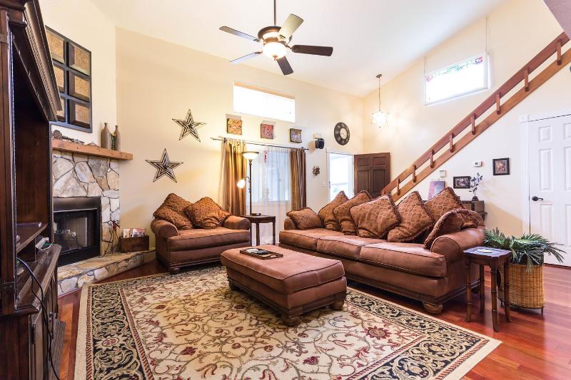 Stylish 3 Bed 2 Bath Town Home