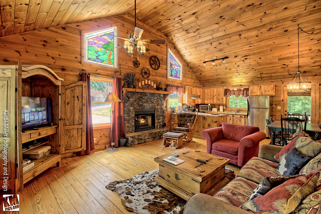 LAKE BR VIEW & ACCESS. HOT TUB, PROJECTOR POOL TBL Cabins for Rent in