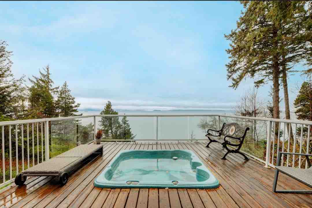 Oceanfront 4 BR Cabin with Hot Tub