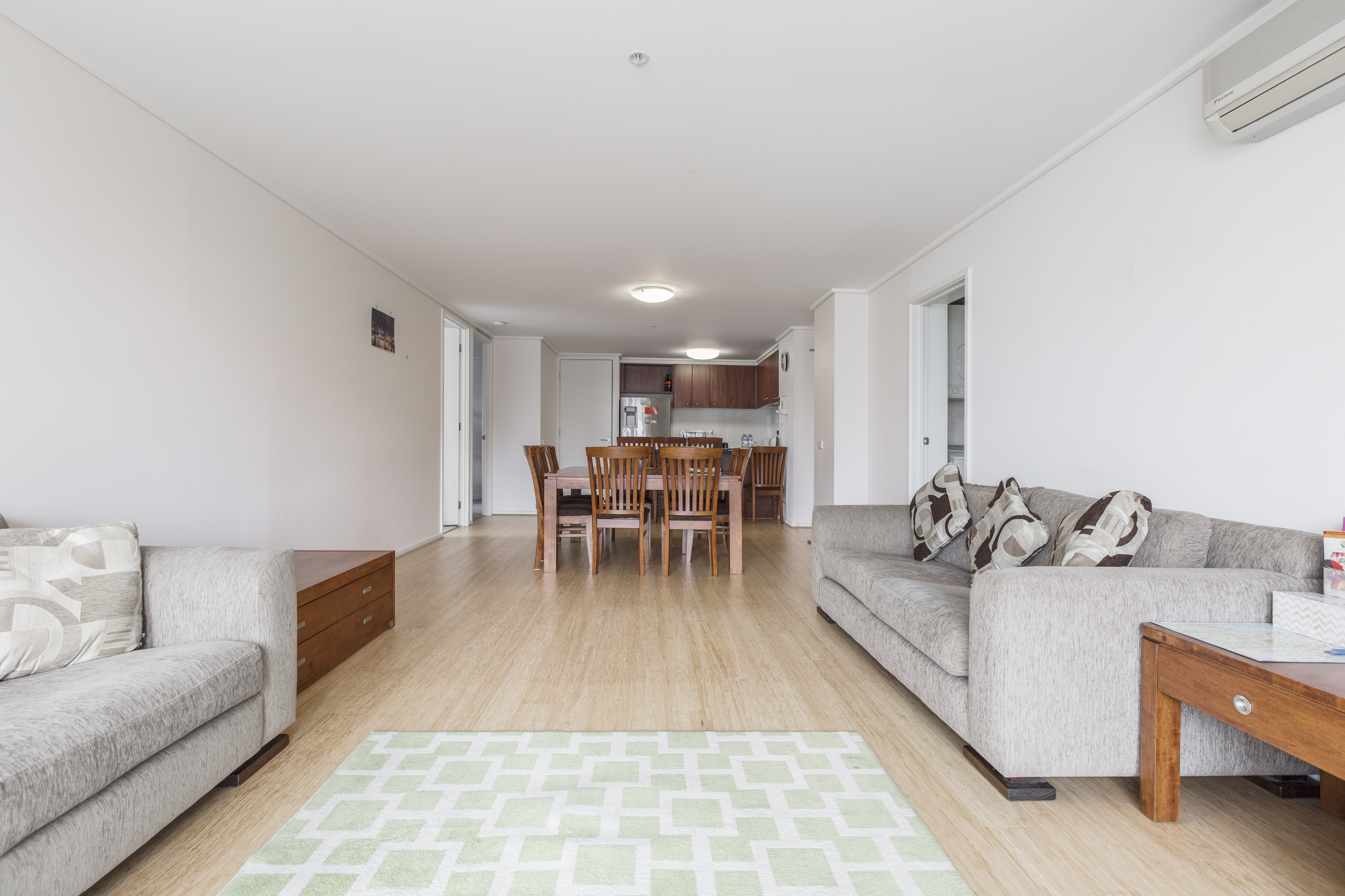 Spacious 3BR+2bath APT in free tram Transport Hub