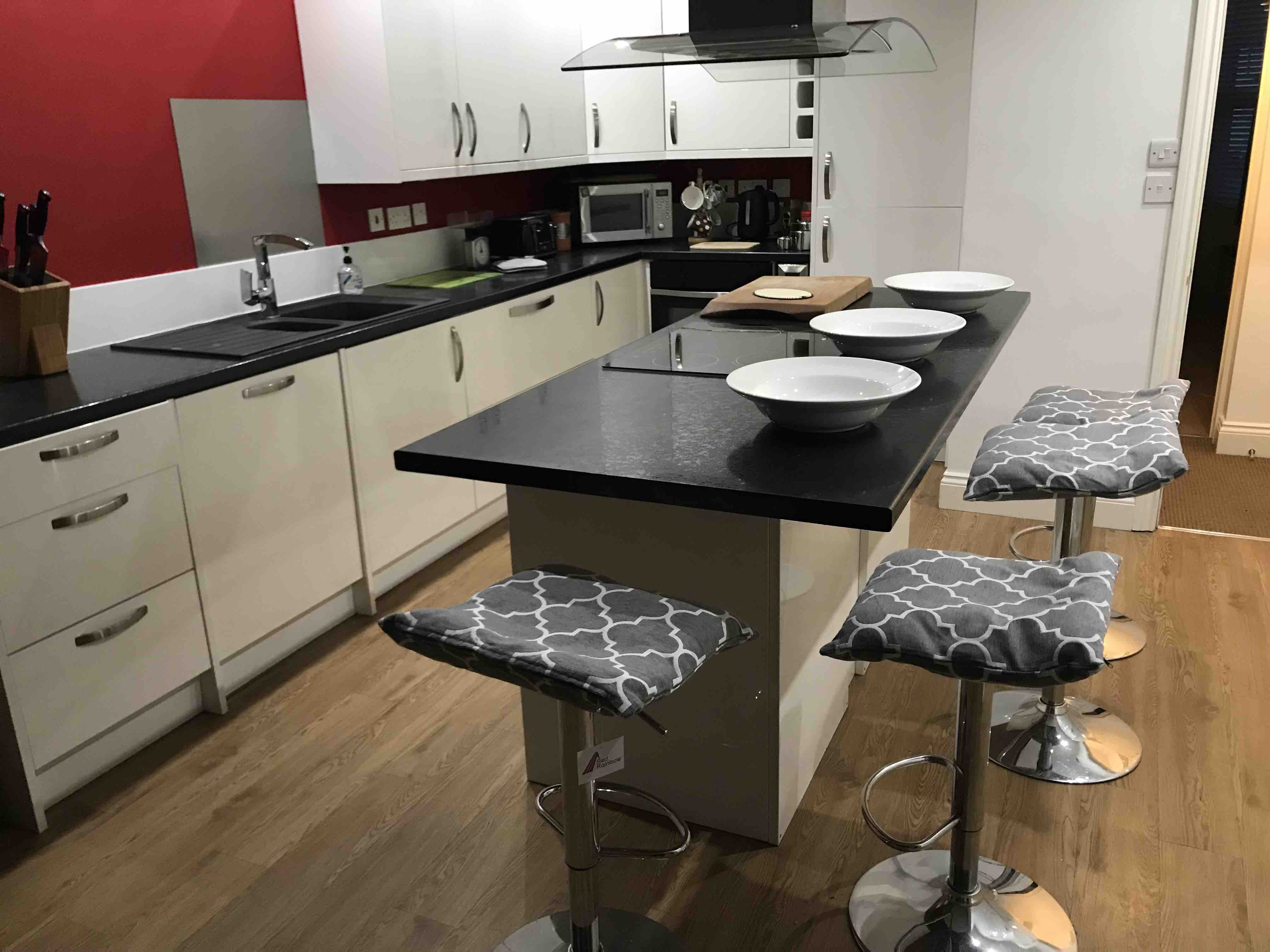 Modern 2 bed family friendly apartment with garden