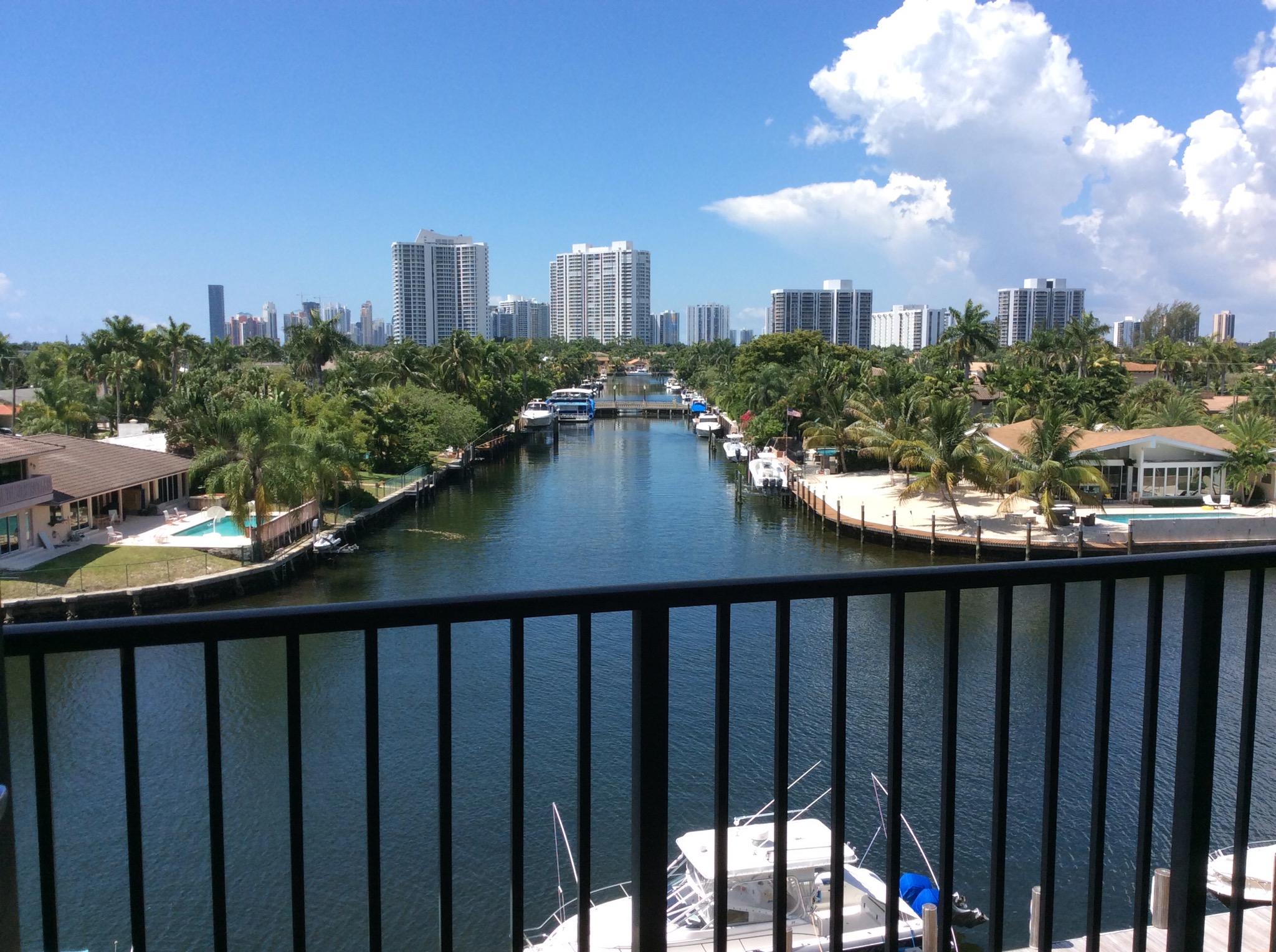 Condo 1 mile to beach, 30 night min in Hallandale Beach, Broward County