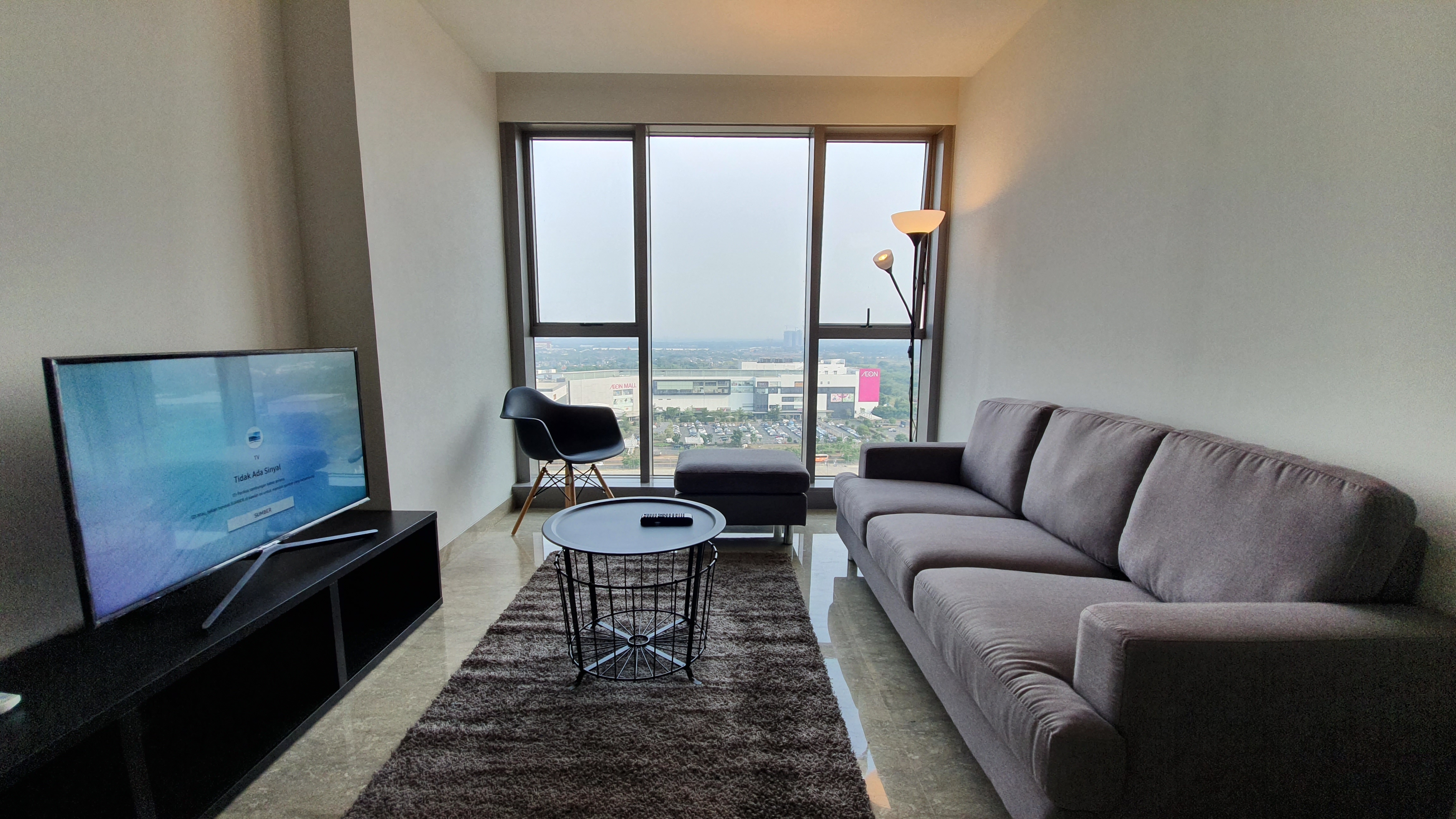 Spacious Apartment Near ICE Conv. center and Malls