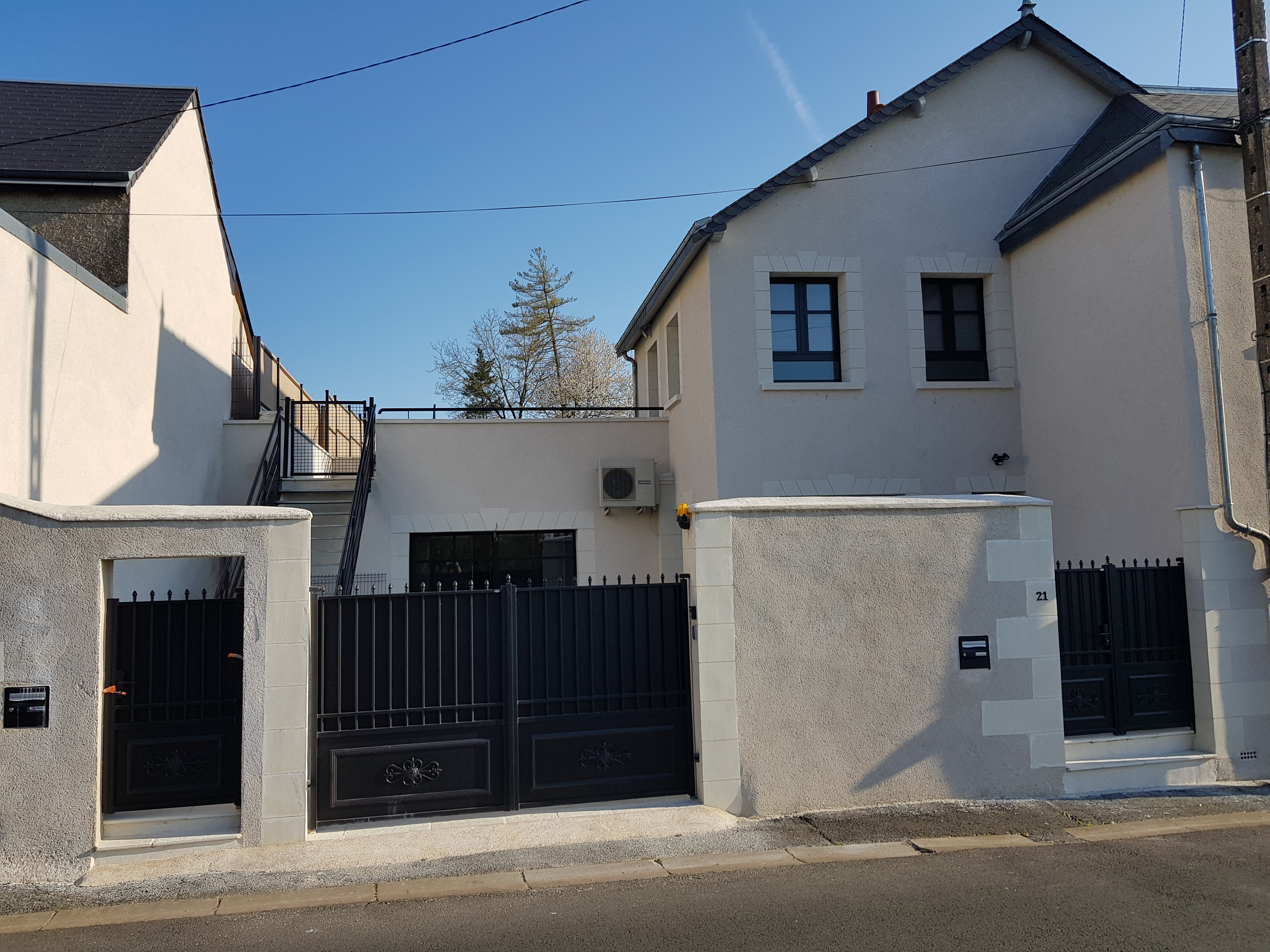 Beautiful spacious apartment of 65 m2, quiet & well located!