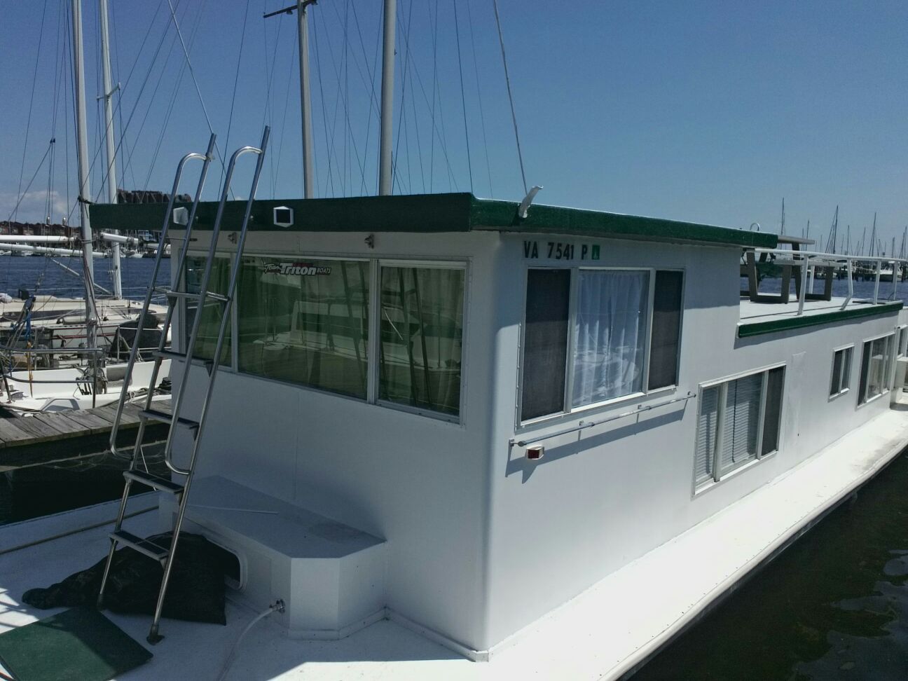 Houseboat Leo Apartments for Rent in Baltimore, Maryland, United