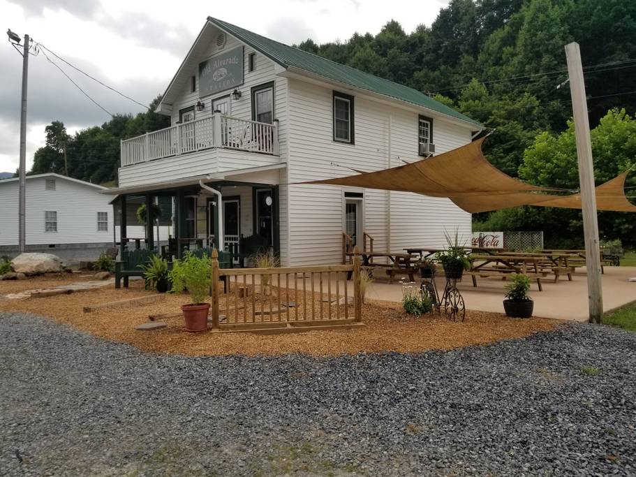 Apartment Directly ON The Virginia Creeper Trail