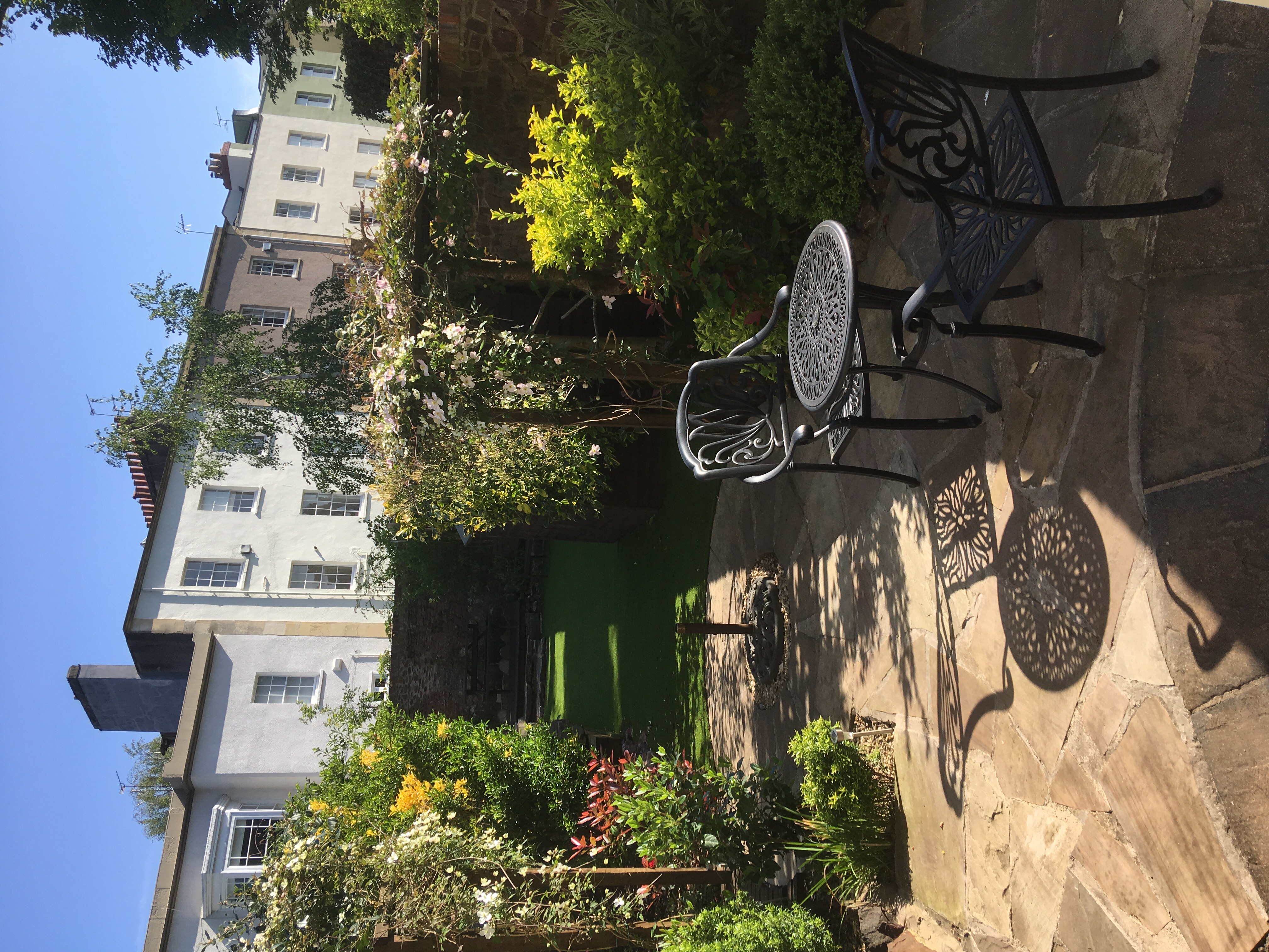Spacious double room in Garden Flat in Clifton, Bristol