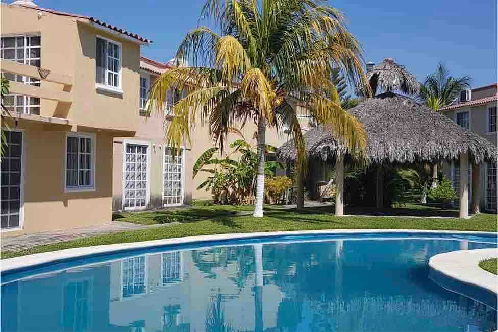 House with pool 5 minutes from the beach and tourist area