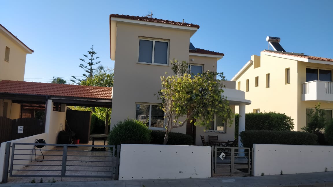 Near beach, 2 bedrooms, communal pool