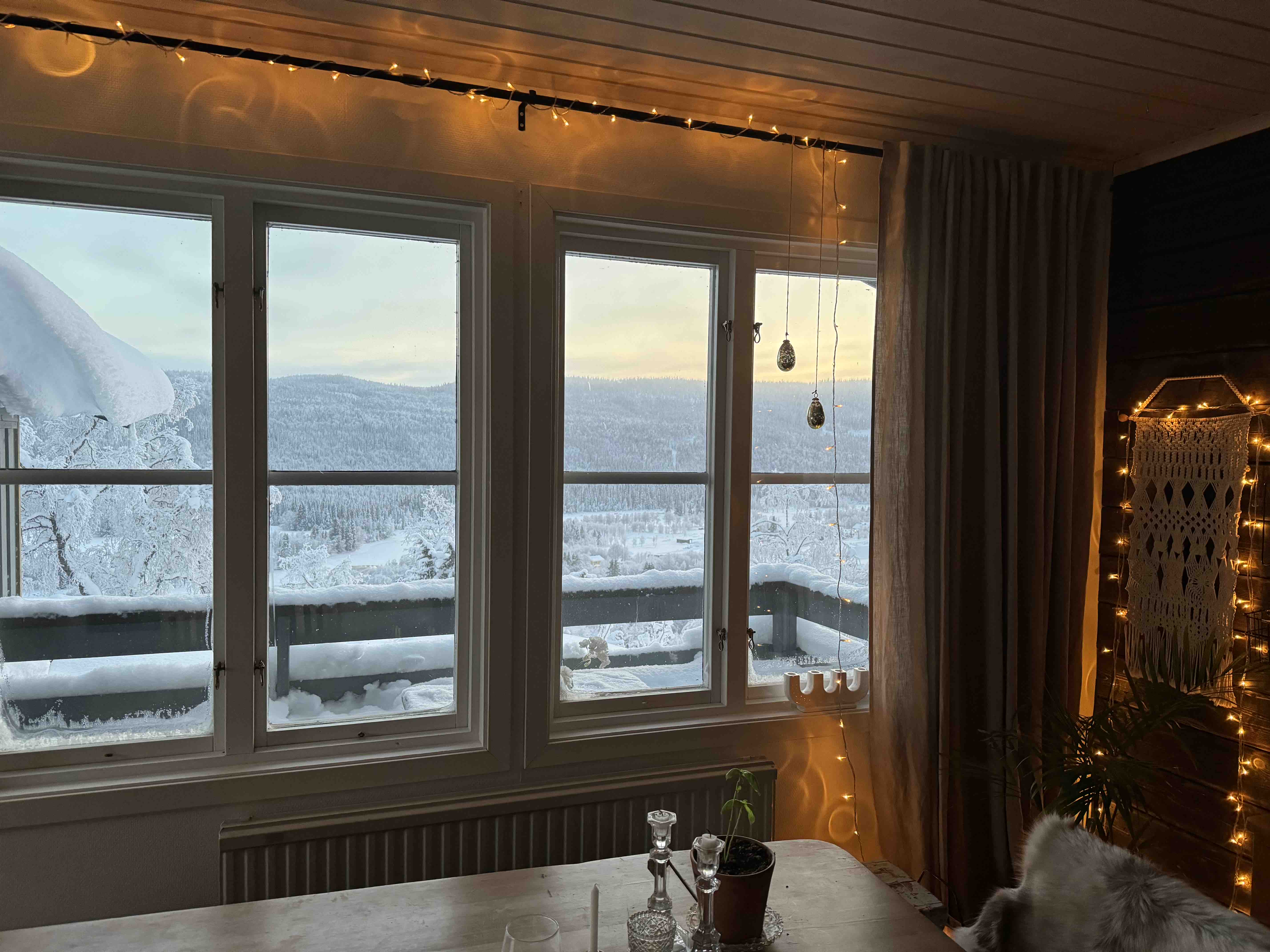 Cozy cabin with proximity to ski slope and mountains!