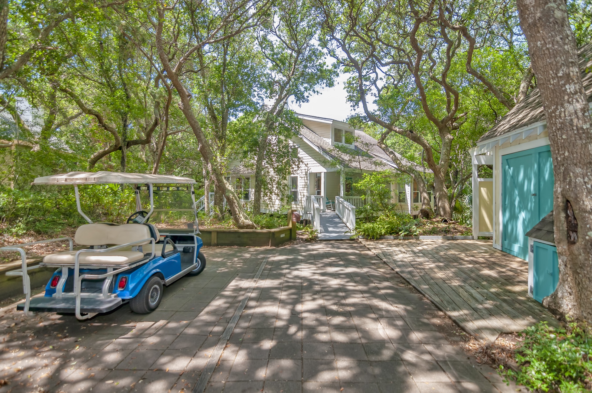 Perfect BHI forest home, minutes to beach on foot