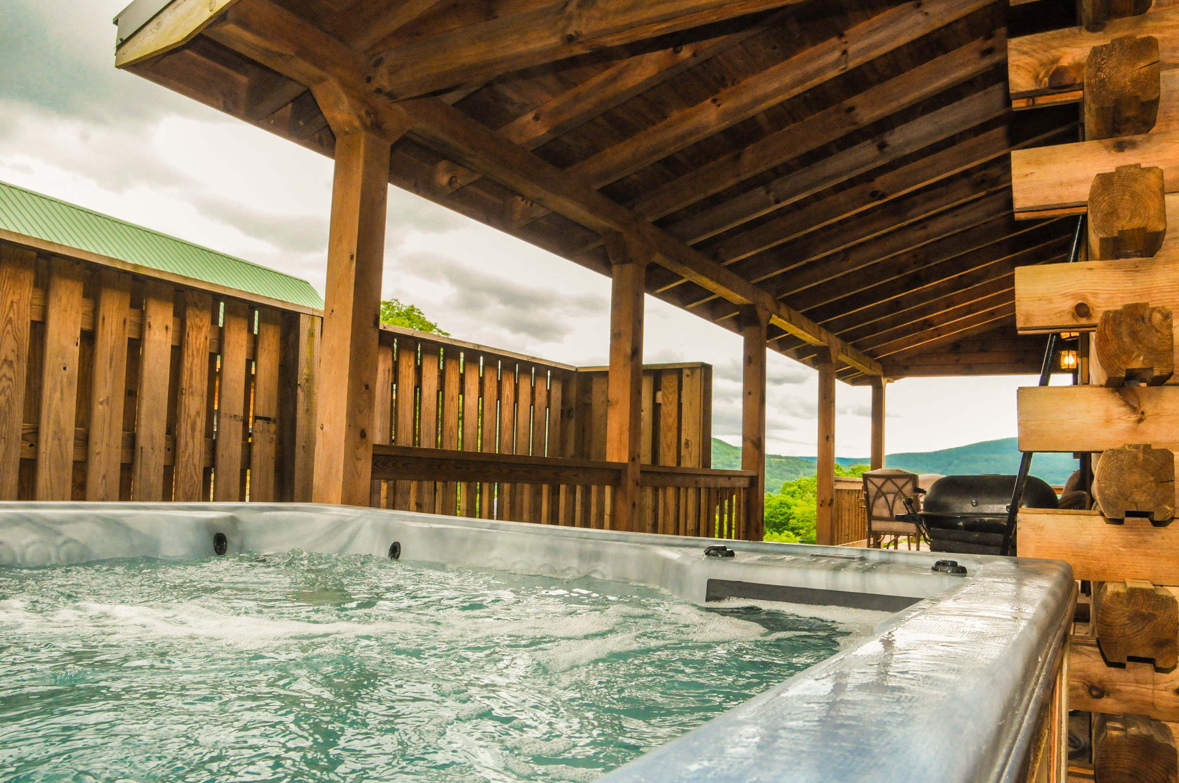 Majestic Cabin hot tub, KING bed, NO CLEANING FEE Cabins for Rent in