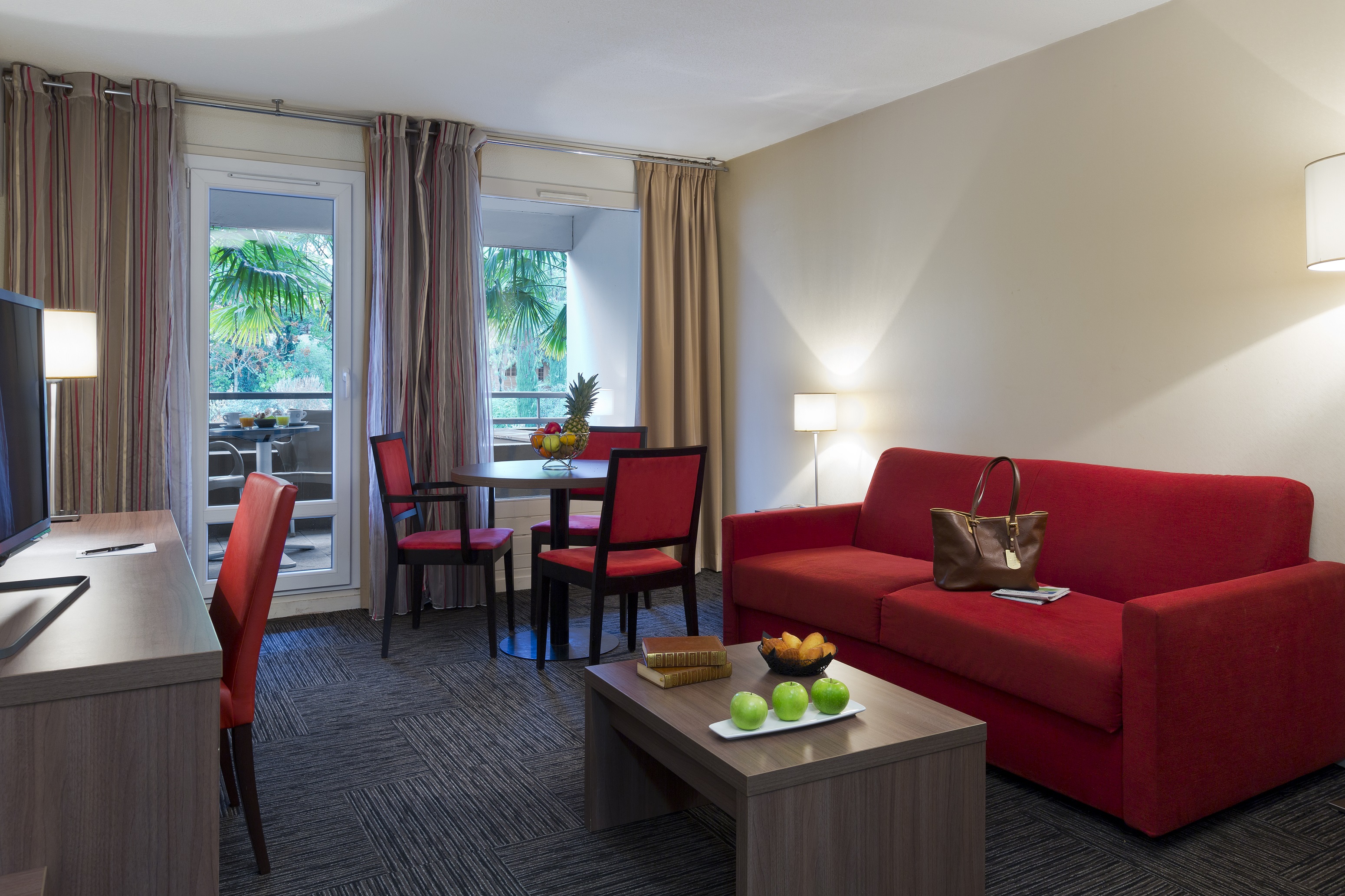 Beautiful apartment with street view near Geneva airport
