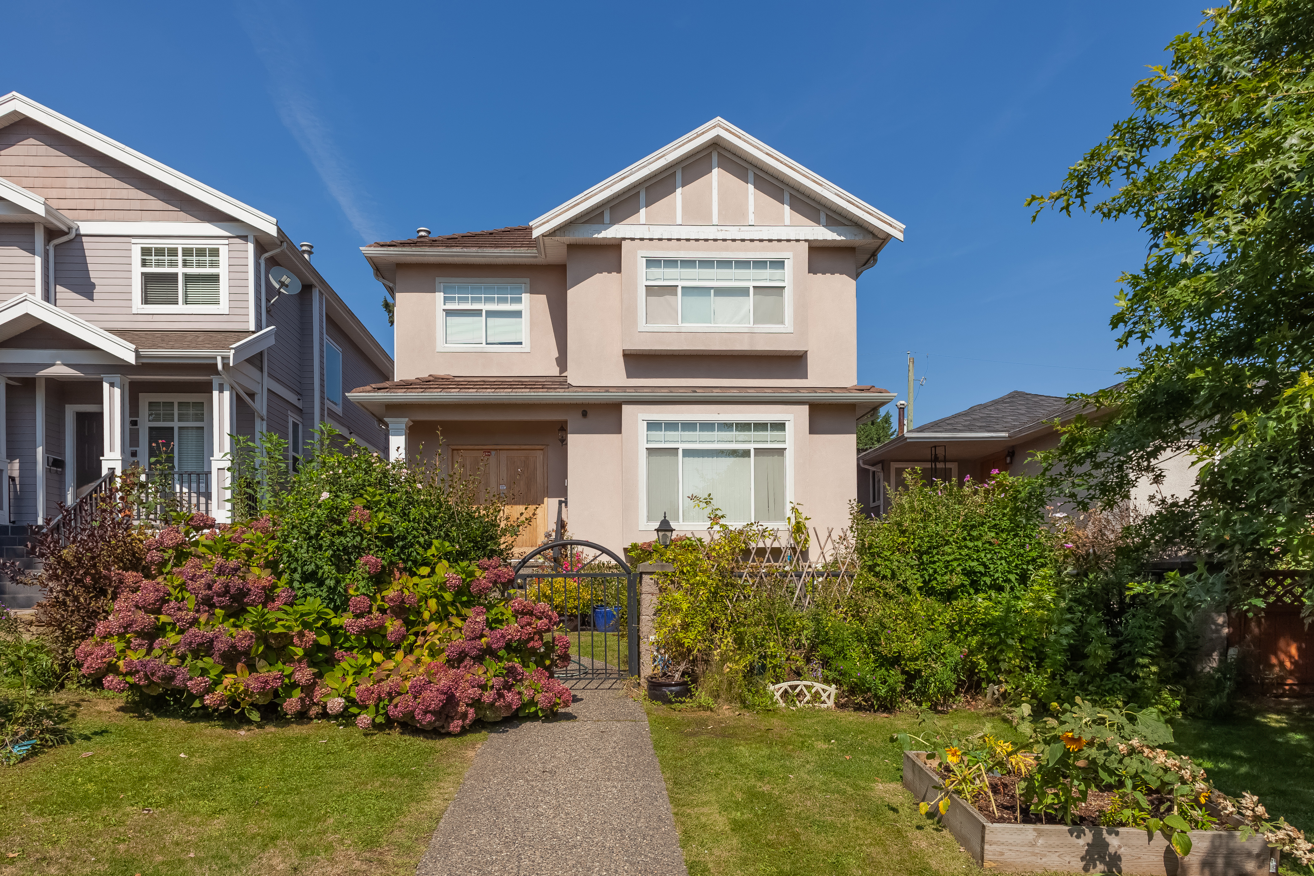 Helen's House/ Near Skytrain & Airport