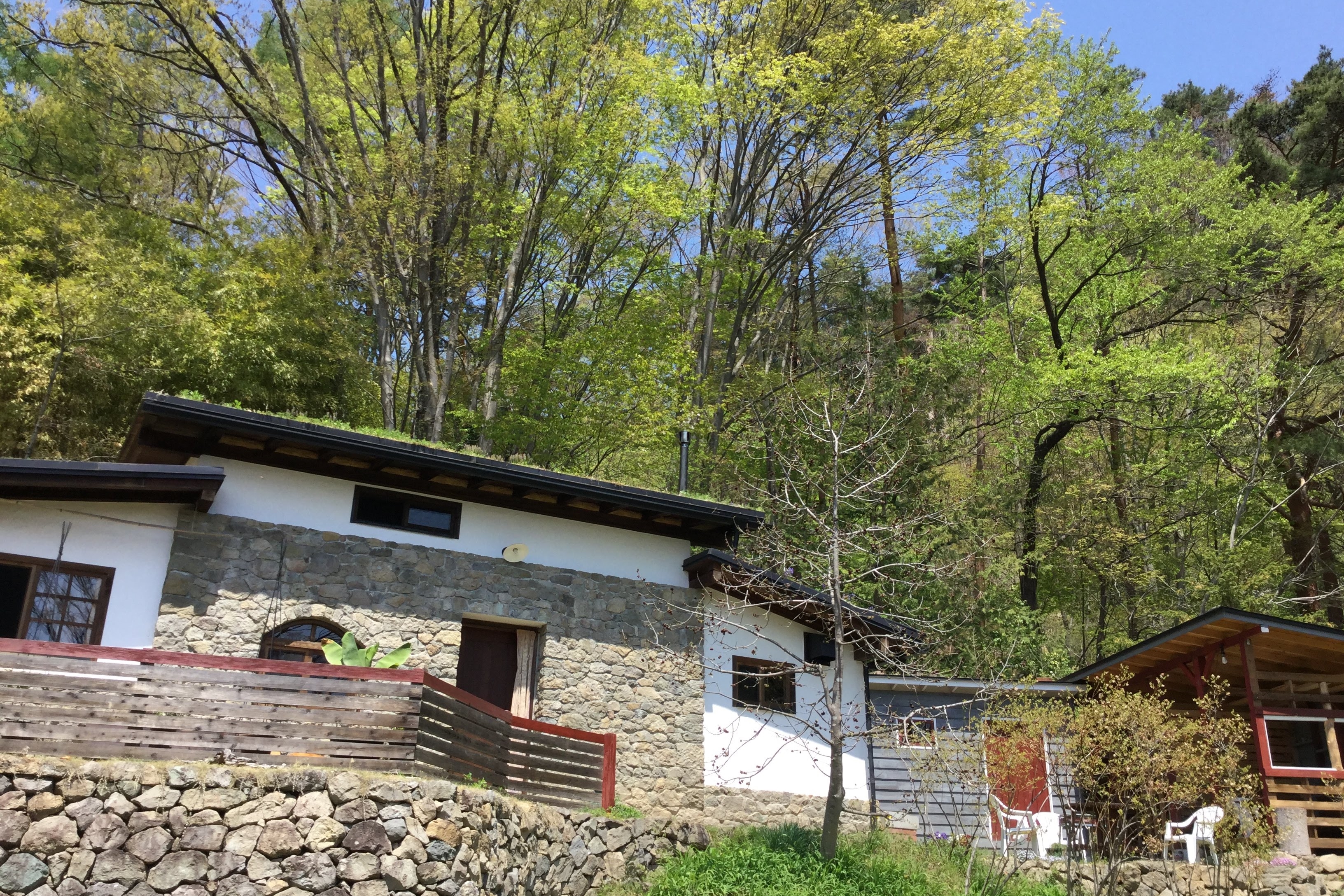 美ヶ原麓 四季を彩るお庭に囲まれた 草屋根と自然石の 石積みの家 Cottages For Rent In Ueda Shi Nagano Ken Japan