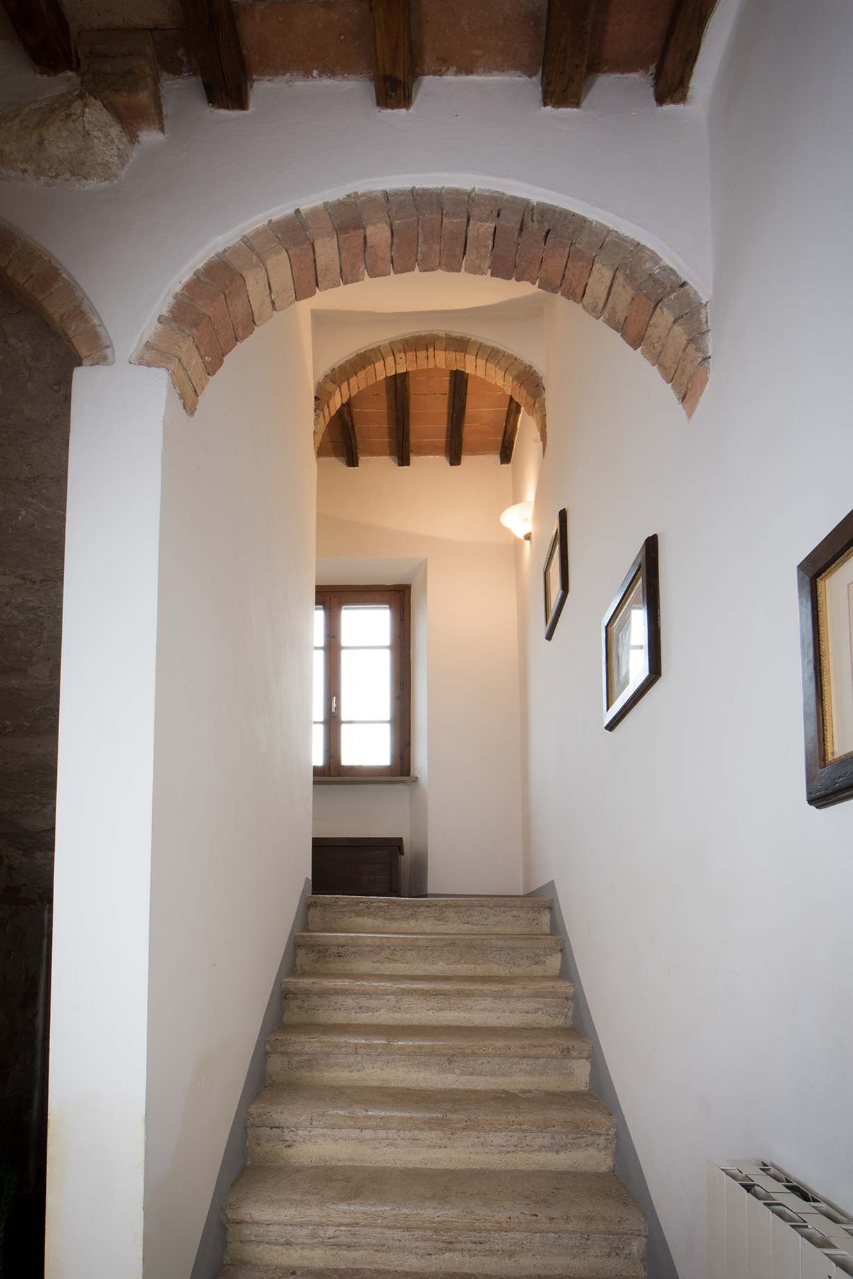 TUSCAN STYLE APARTMENT WITH COMMUNAL POOL