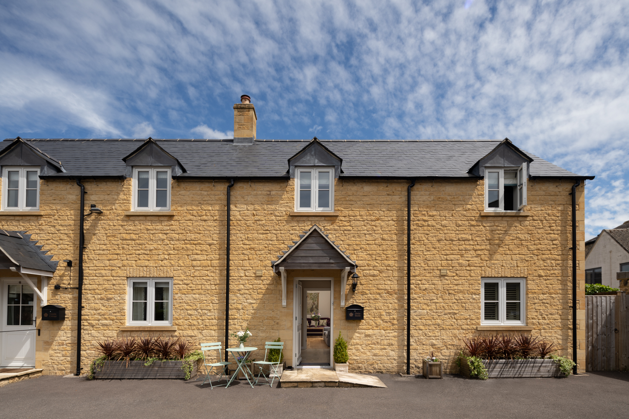 Luxury cottage ,Central Stow,Huntington Courtyard.