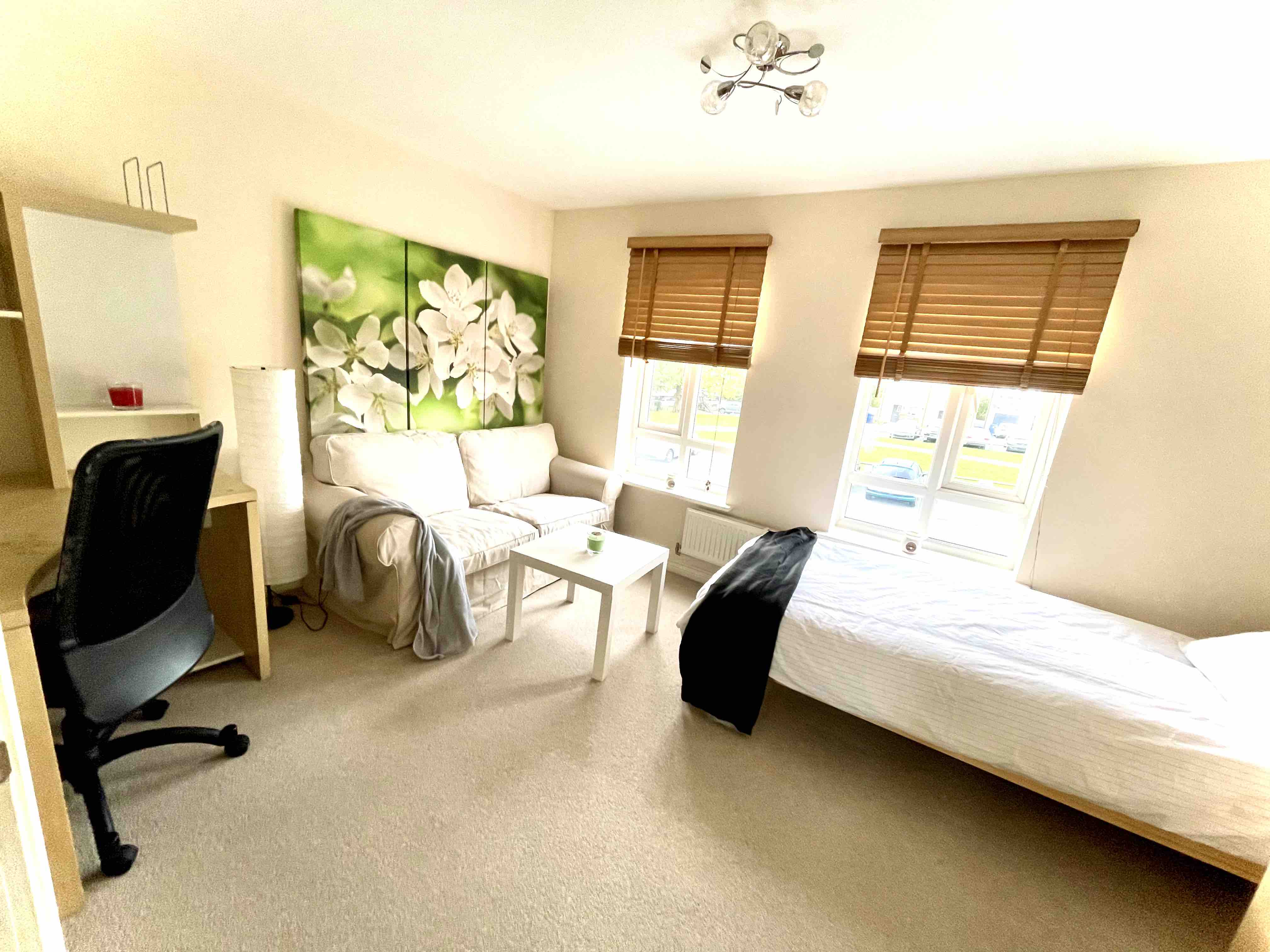 Cheerful 3-bedroom residential home - free parking