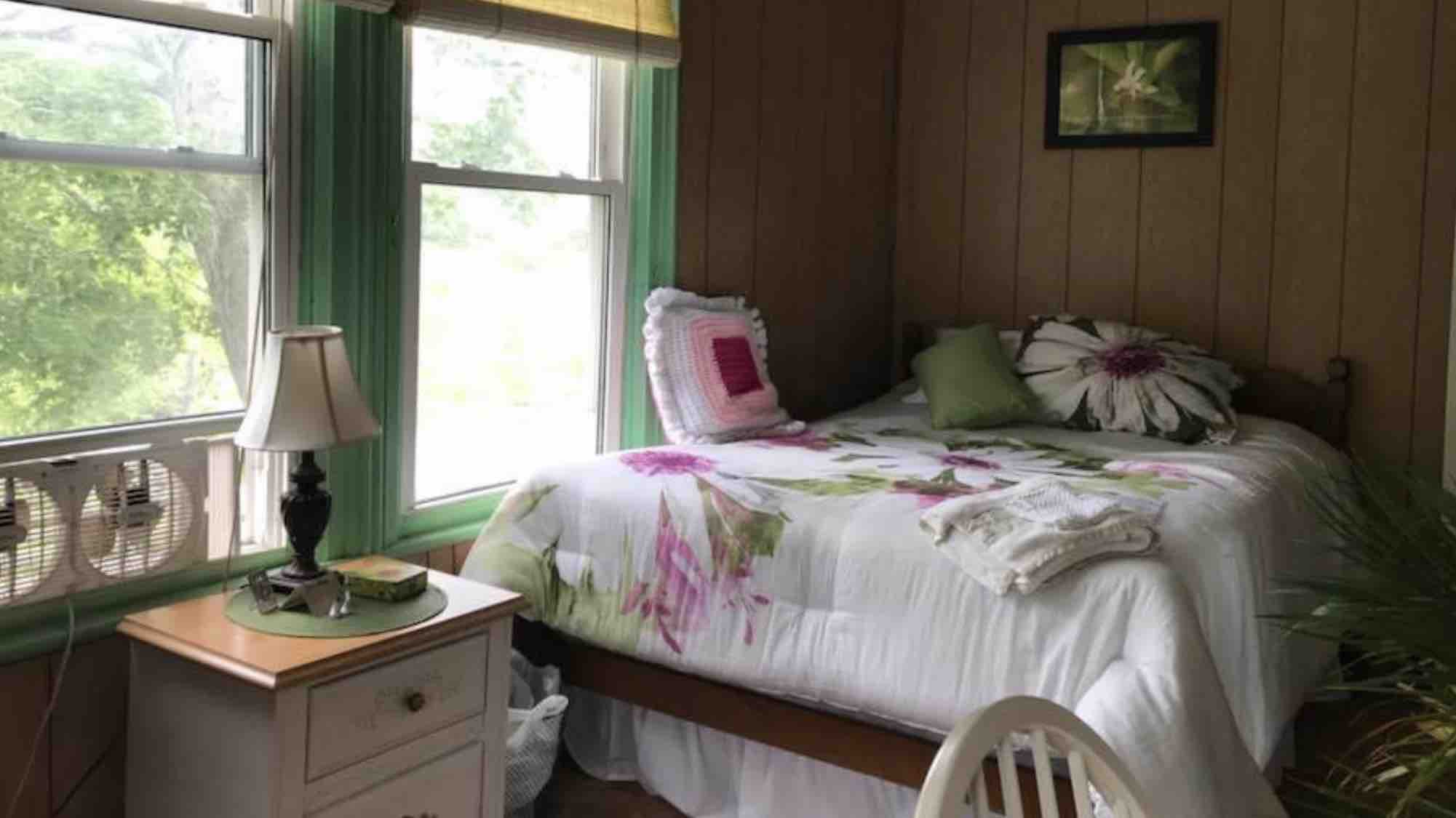 Cassadaga Lake, Lily Dale waterfront Maui Room Guest suites for Rent