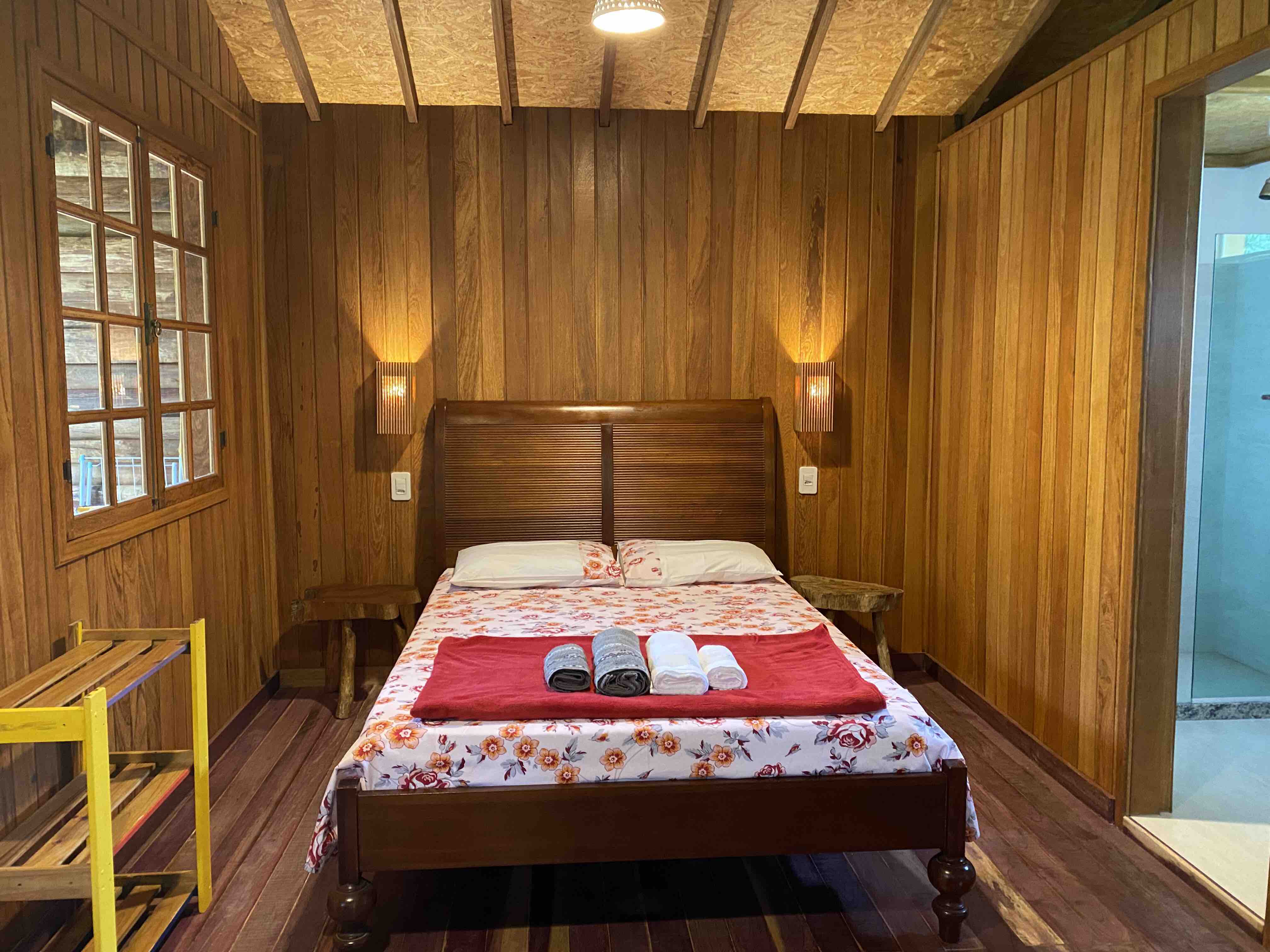 Chalé Indaiá com rio para banho - Chalés para Alugar em Lumiar, Rio de ...