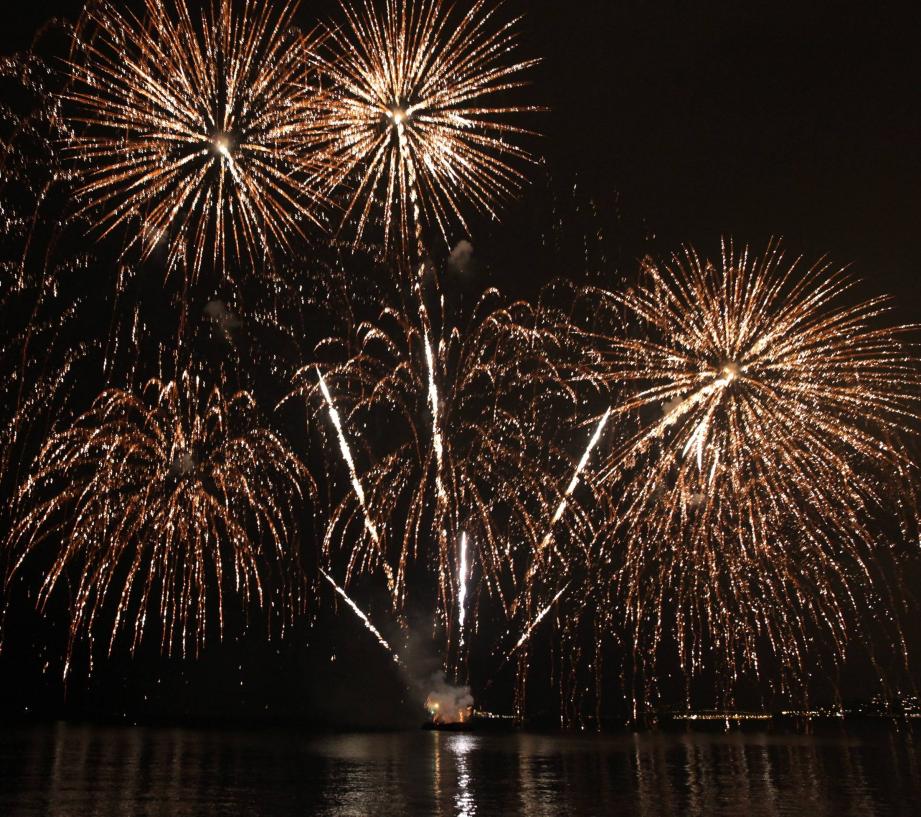 Feu D Artifice En Mer Vu Du Bateau Airbnb