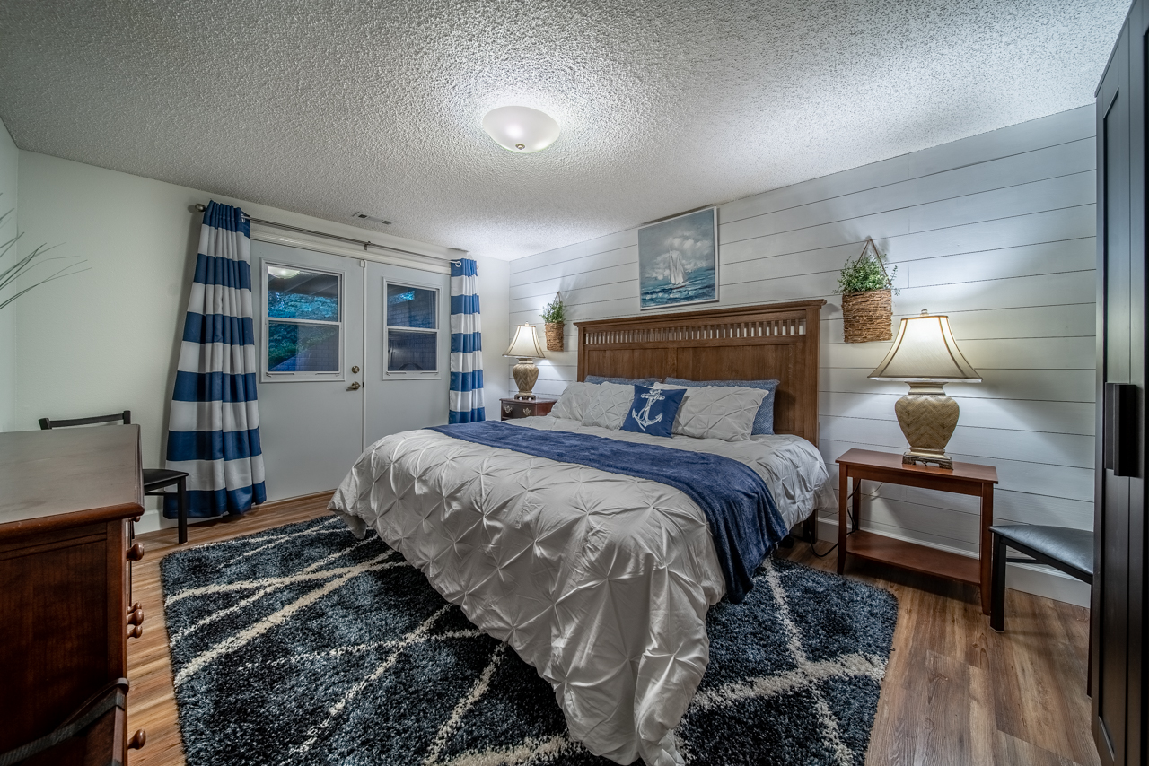 Lakefront Home Serenity Cove on Lake Loch Lomond. Houses for Rent in