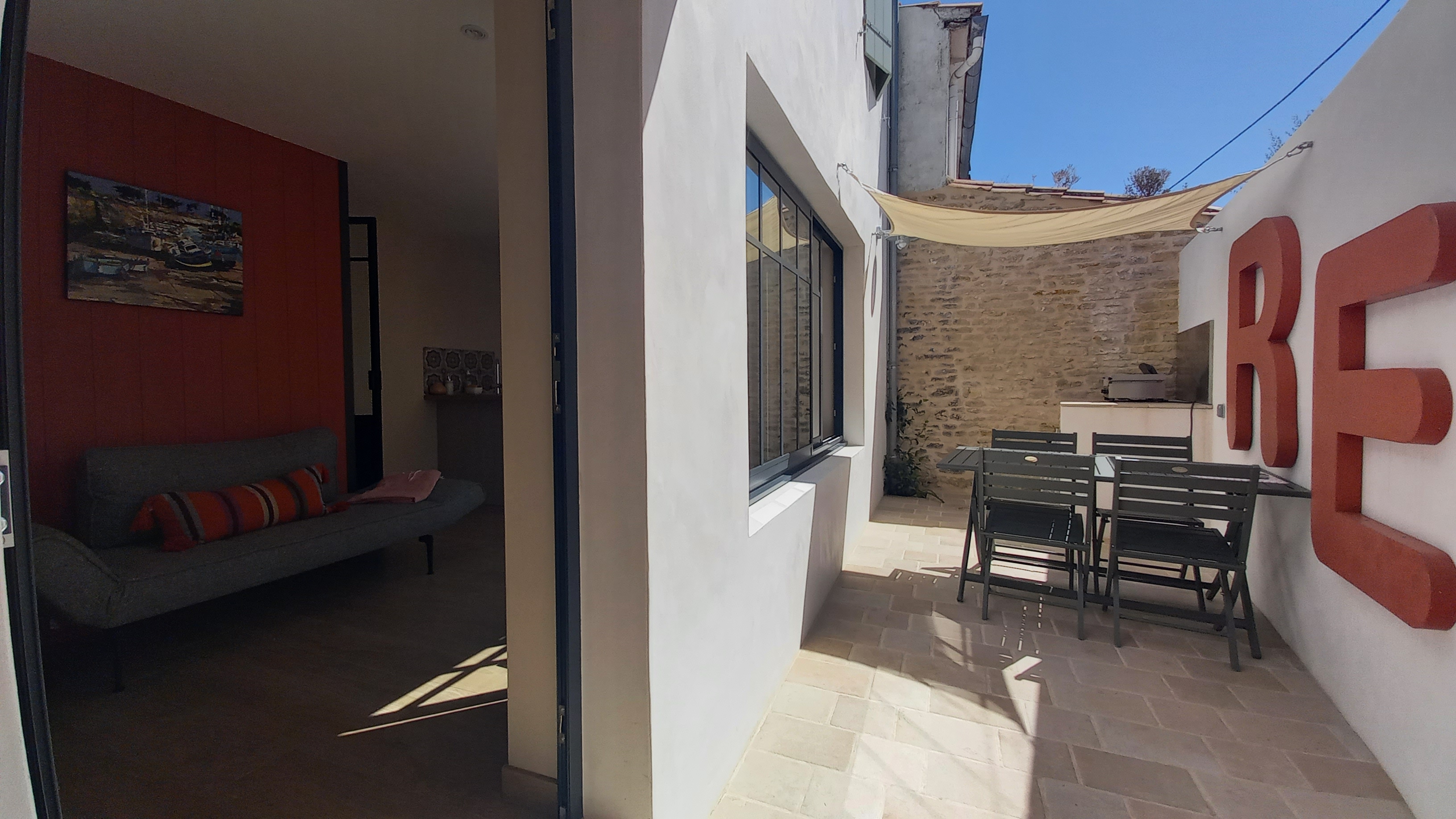 Village house with courtyard 700 m from the beach