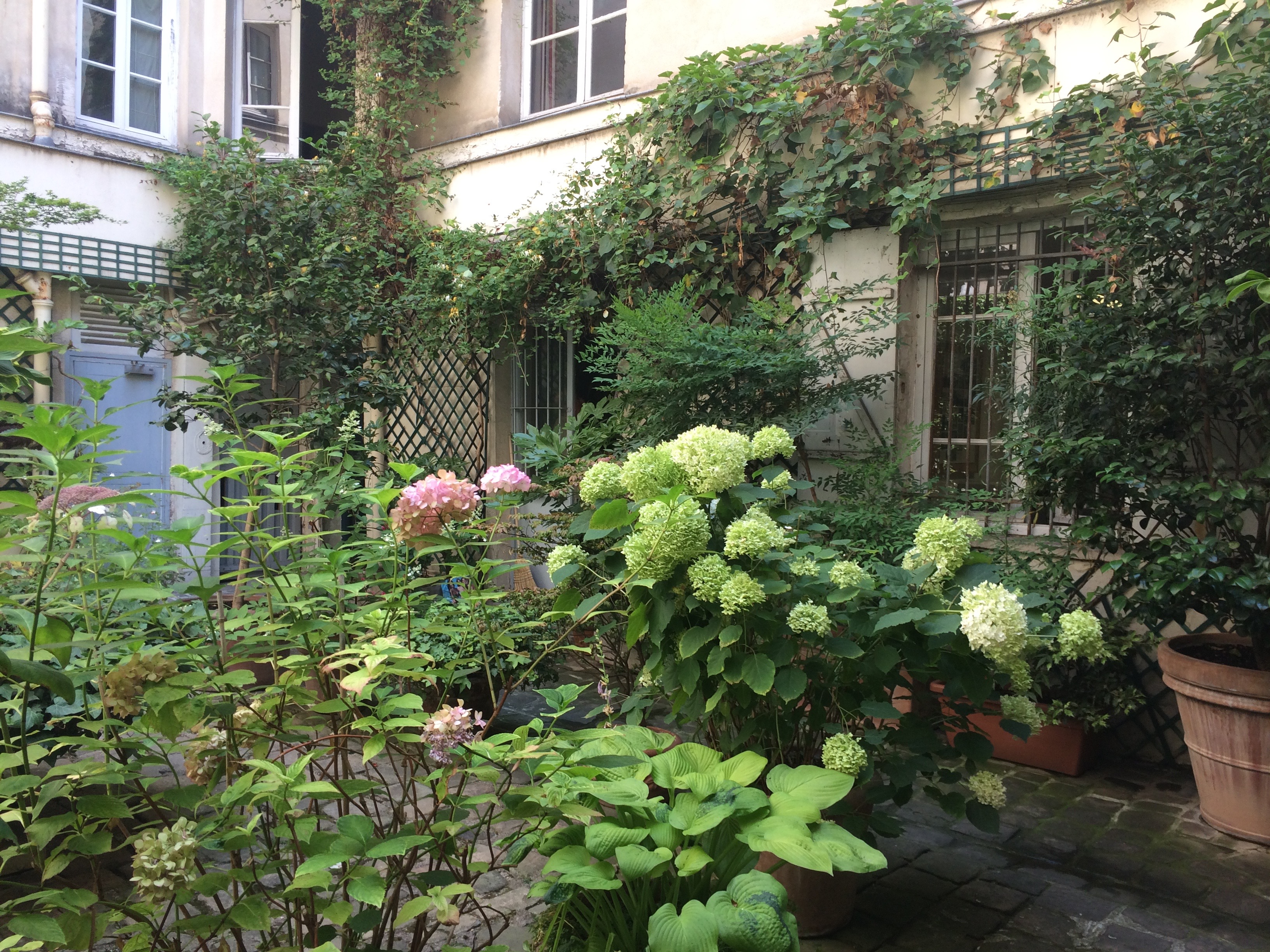 Flat in a tree-filled courtyard near the Marais