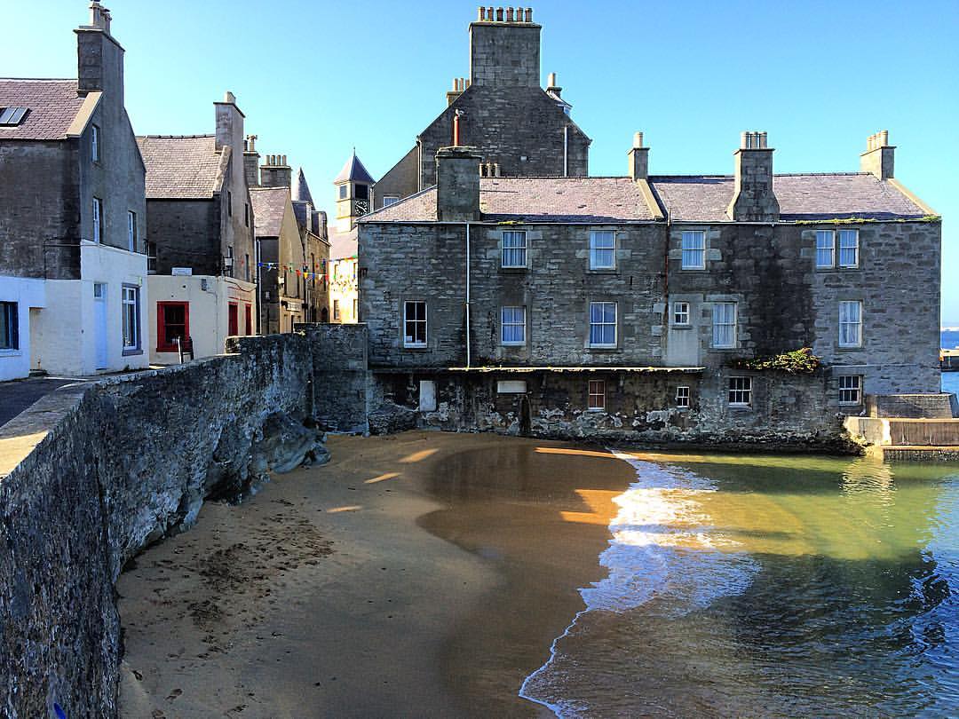 Sea Winds, Lerwick townhouse with sea views. Townhouses for Rent in