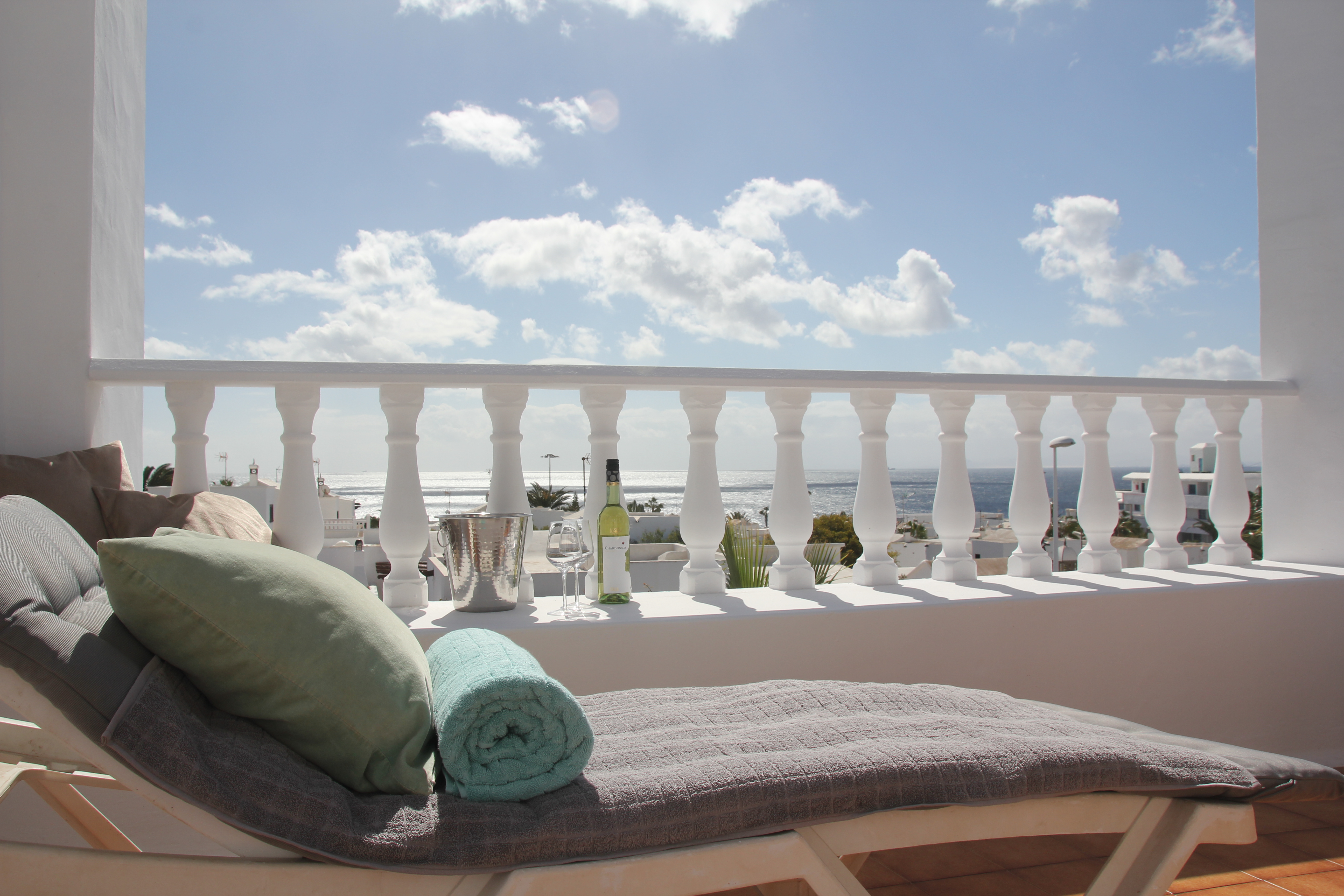 Spacious house in ideal location with sea views