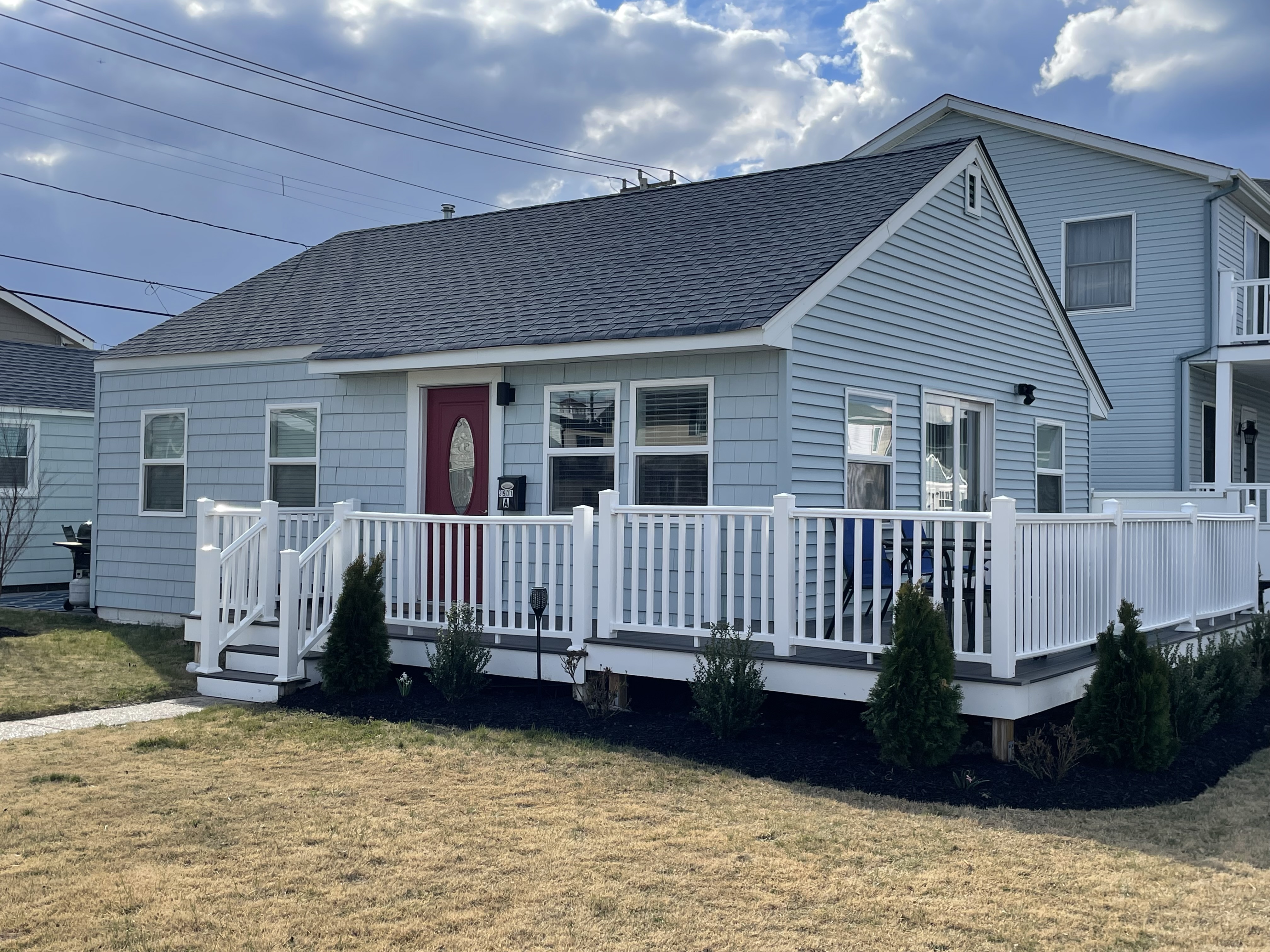 O-Wow! 2 BR house, 1 Block to Beach - Dogs Welcome