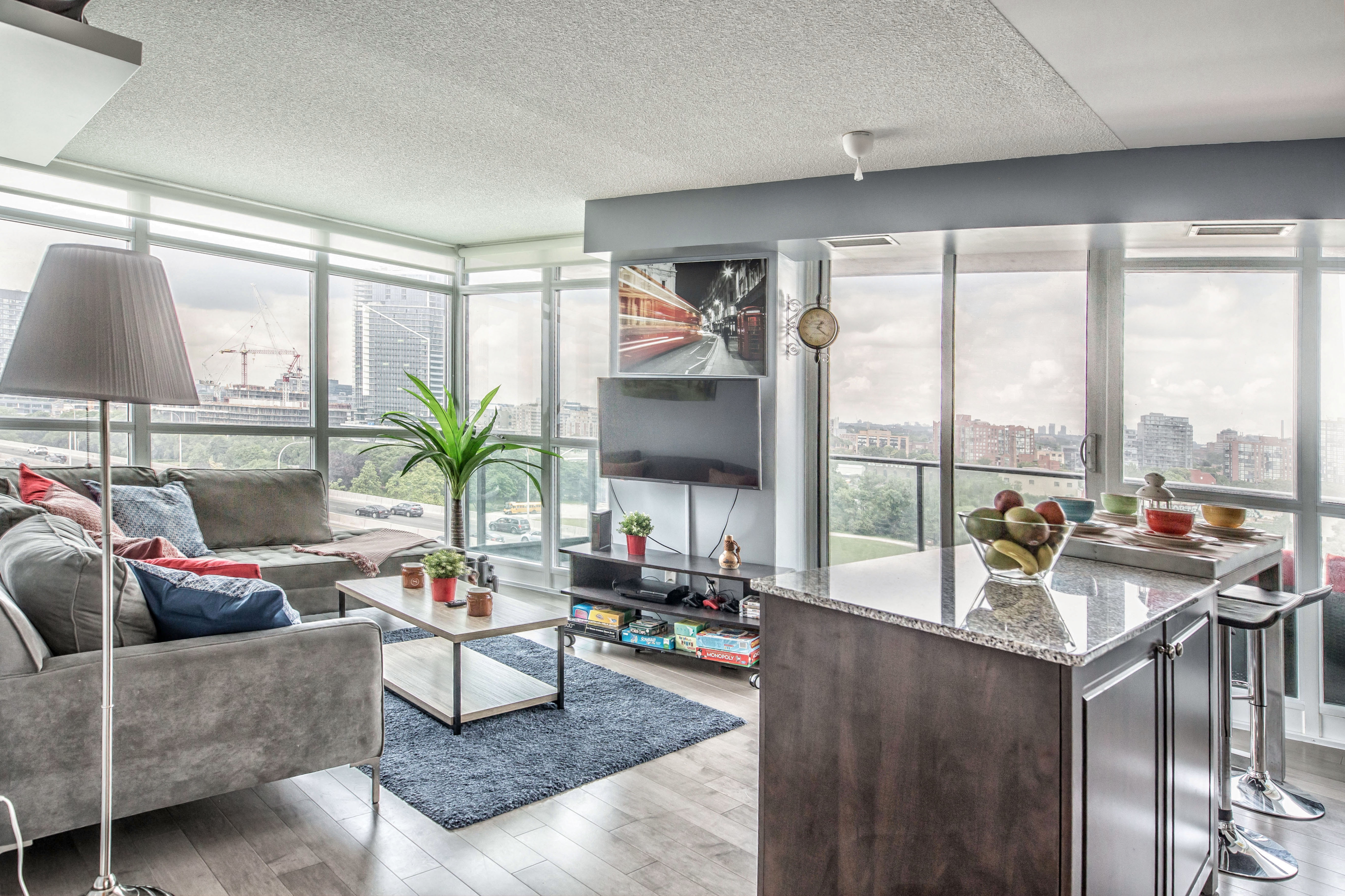 Stylish 1+1 Corner Suite |Steps to Lake&Downtown