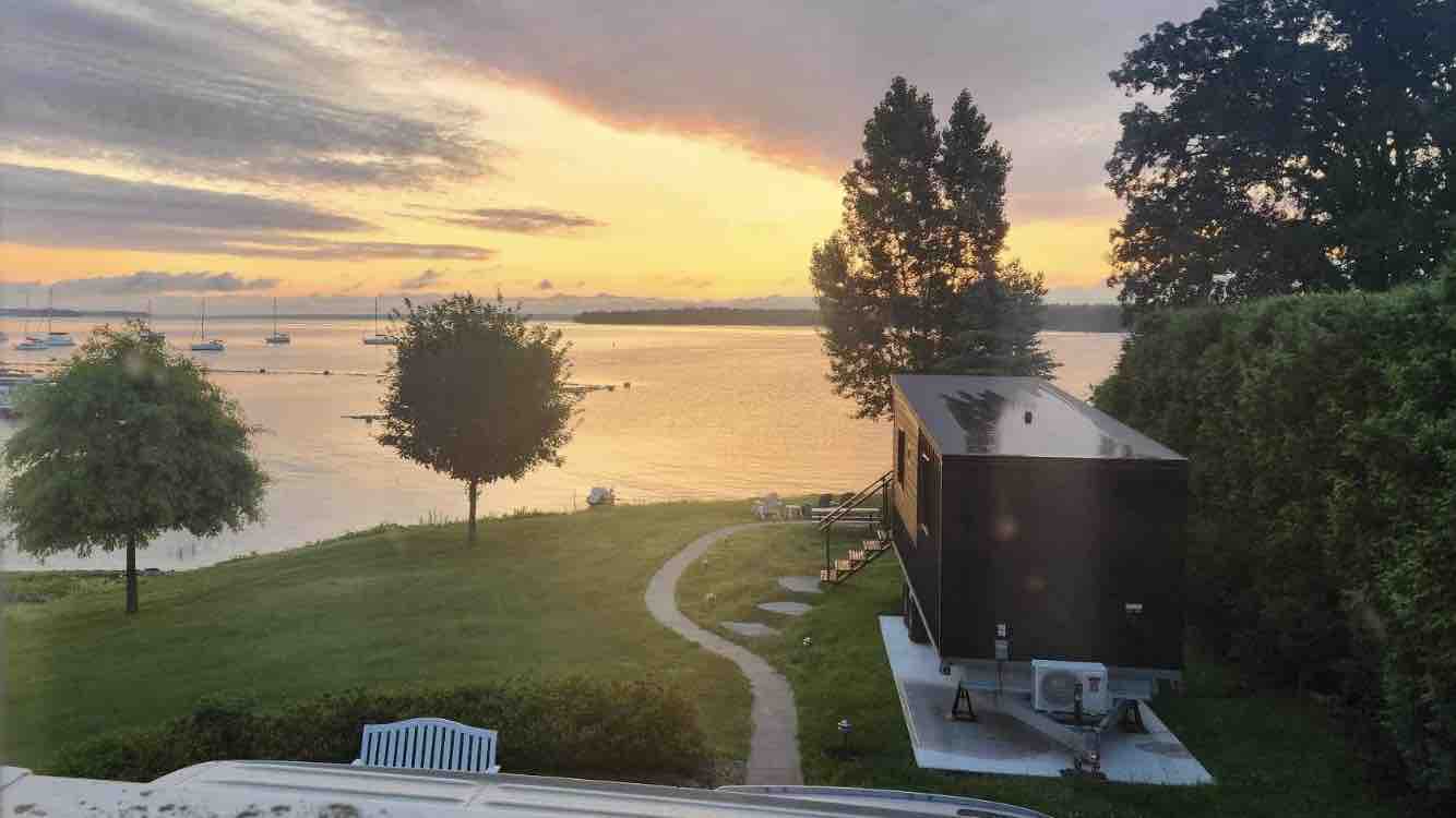 Nomad - The 5-Star Lake Tiny-House! Plattsburgh NY