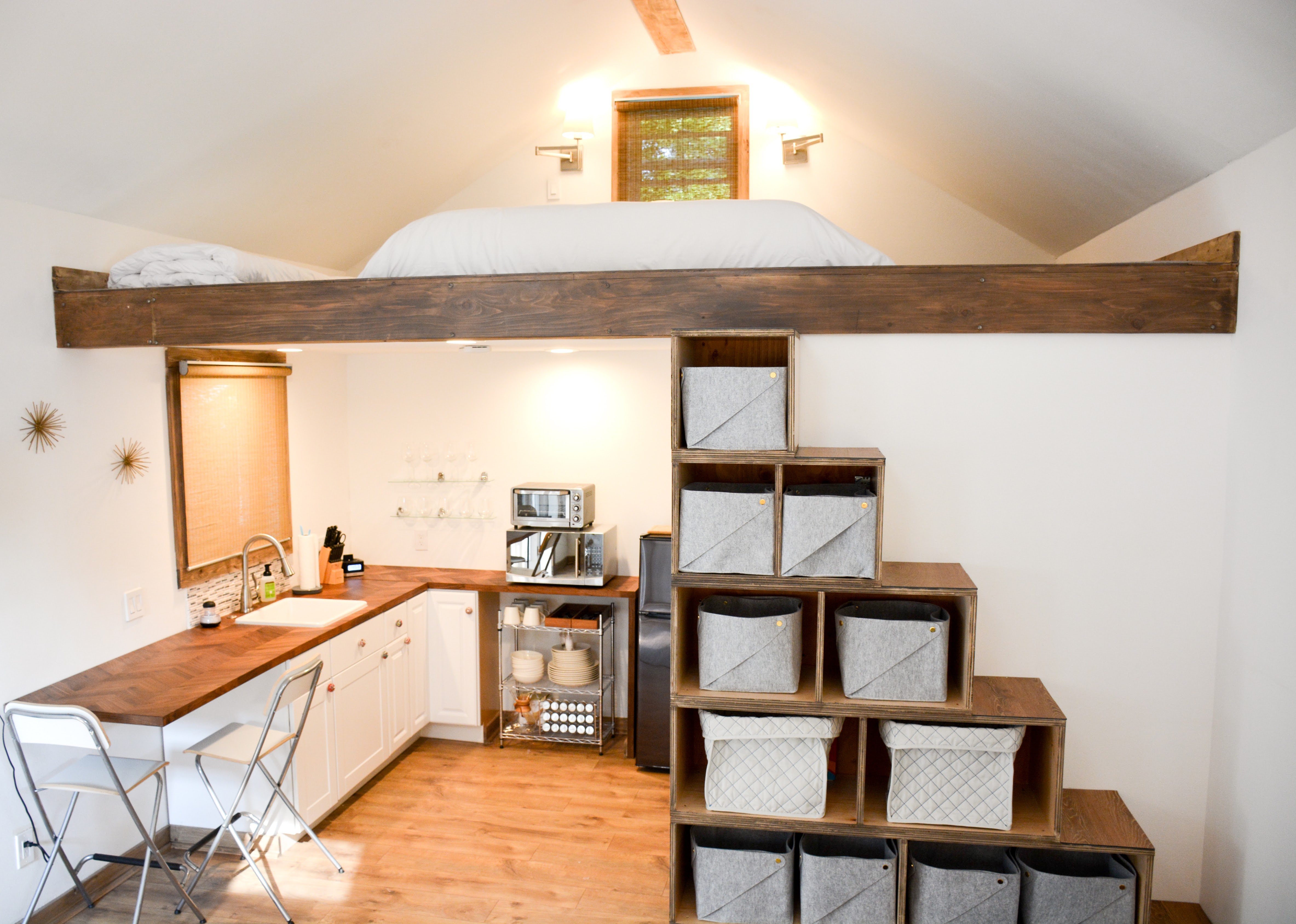 Detached Cottage Loft w/parking & patio, Fremont