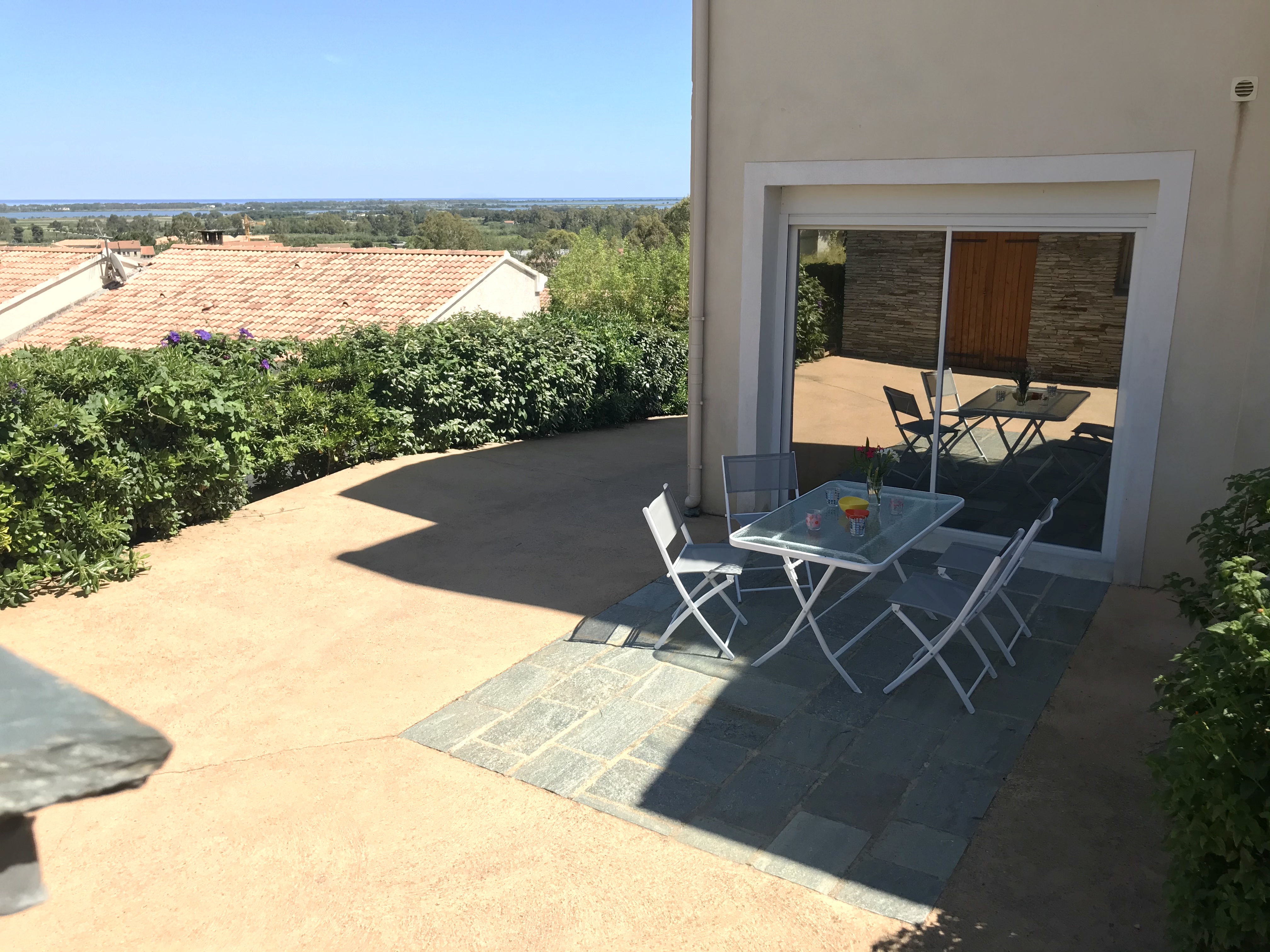 Independent T2 40m2 downstairs villa, beach 10min away