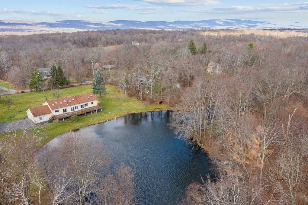 Country Home w/1.5Acre Private Pond near LEGOLAND Houses for Rent in Middletown, New York