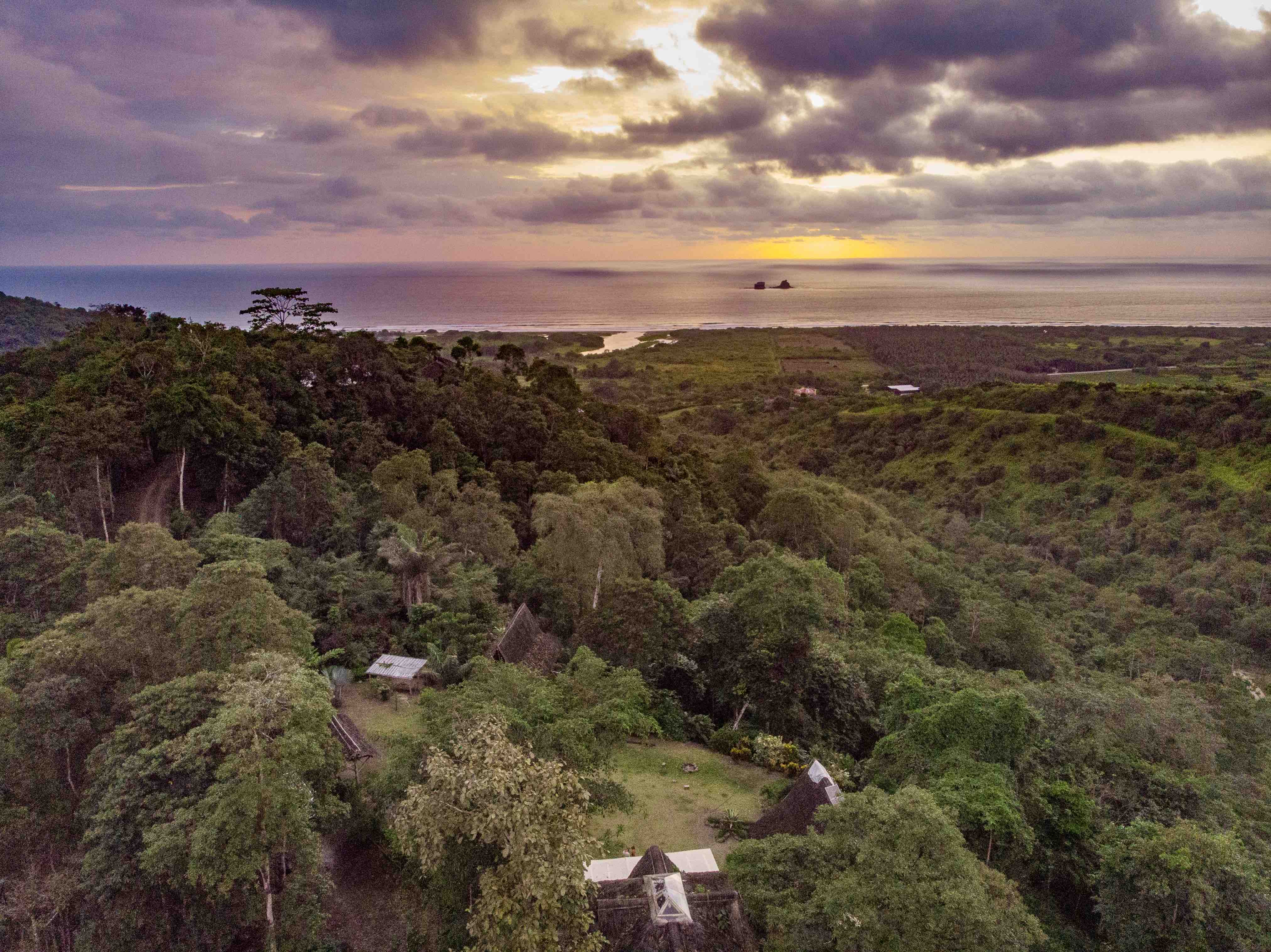 Hill top cabin with unique ocean and jungle views