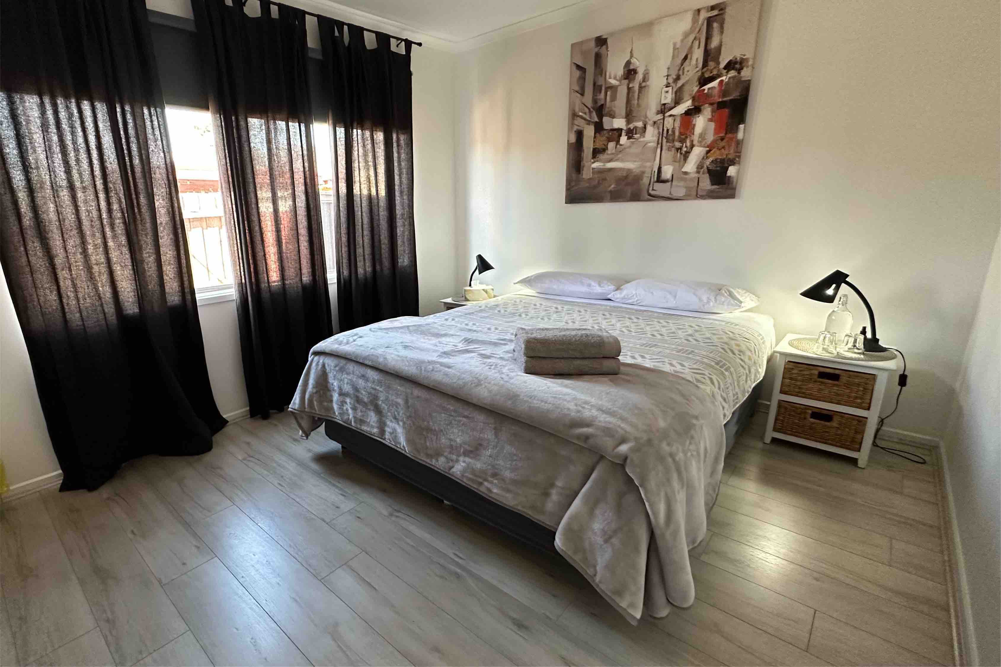 Bedroom/Queen Bed, 10 minutes from Melb. Airport